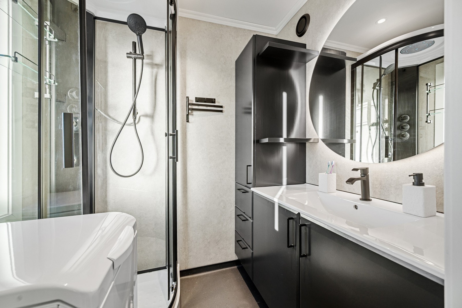 Det er varme i gulv og downlights i tak. Galleribilde