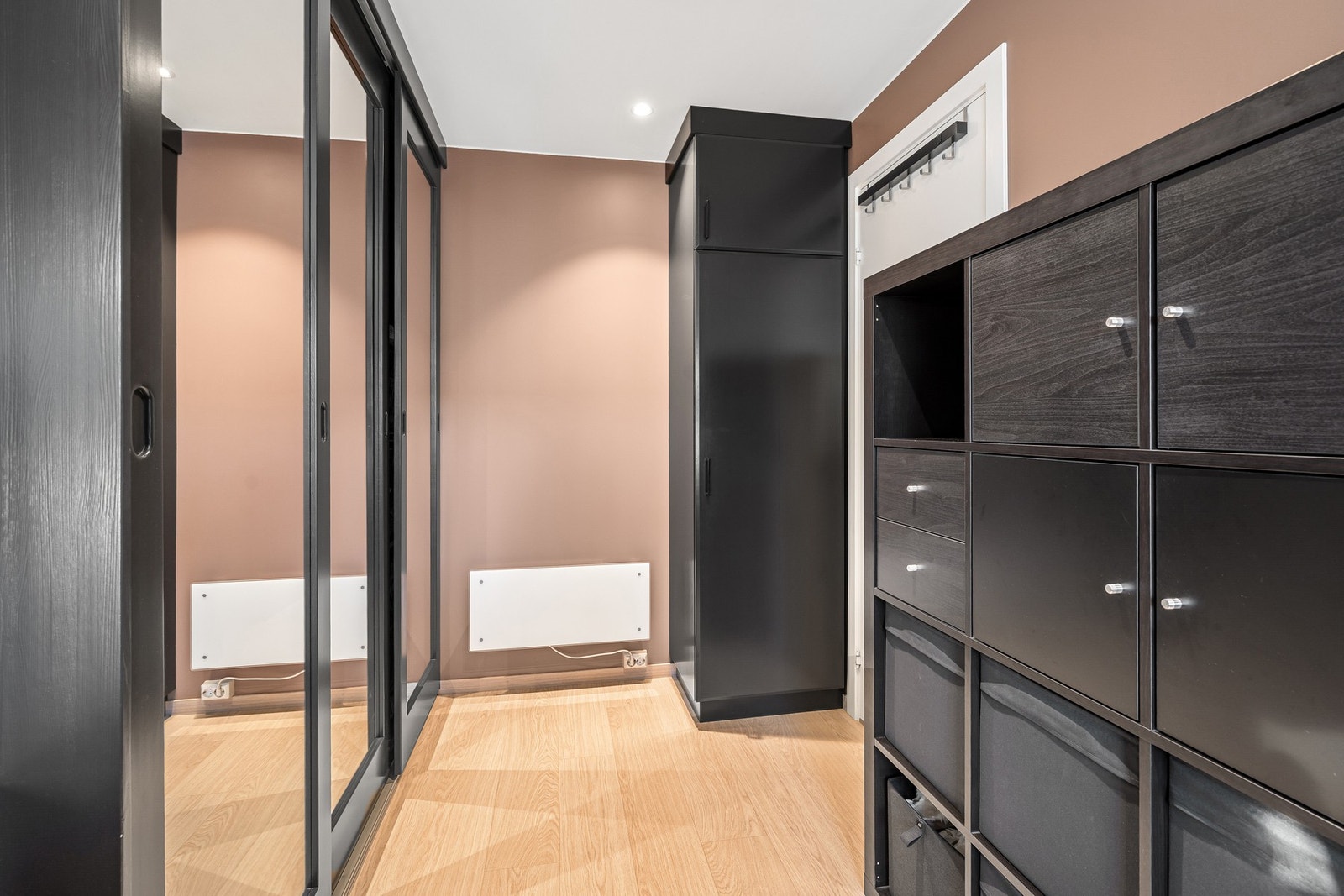 Her er det god plass til dobbeltseng og stor skyvedørsgarderobe. Galleribilde