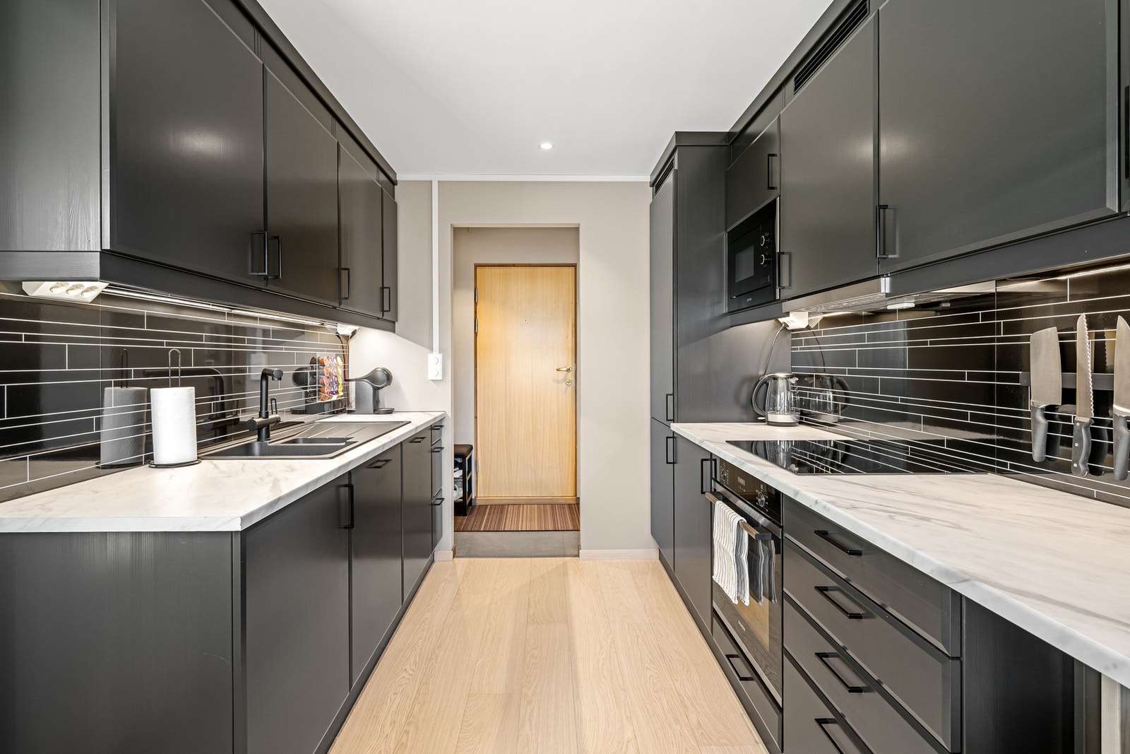 Alt av elektrisk anlegg er nytt. Nye kurser i sikringsskap og skjult anlegg i vegger. Alt er gjort av elektriker. Det er appstyring på lys og varme. Galleribilde