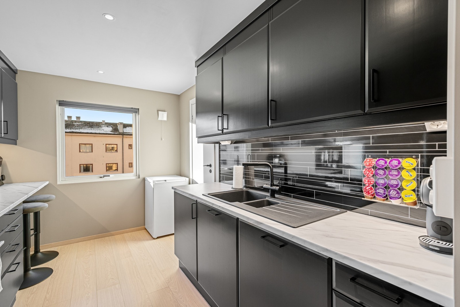 Kjøkkenet er heltre og er bygd av møbelsnekker. Galleribilde