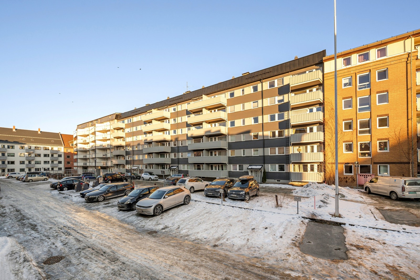 Aksjelaget har biloppstillingsplasser i bakgården. Galleribilde