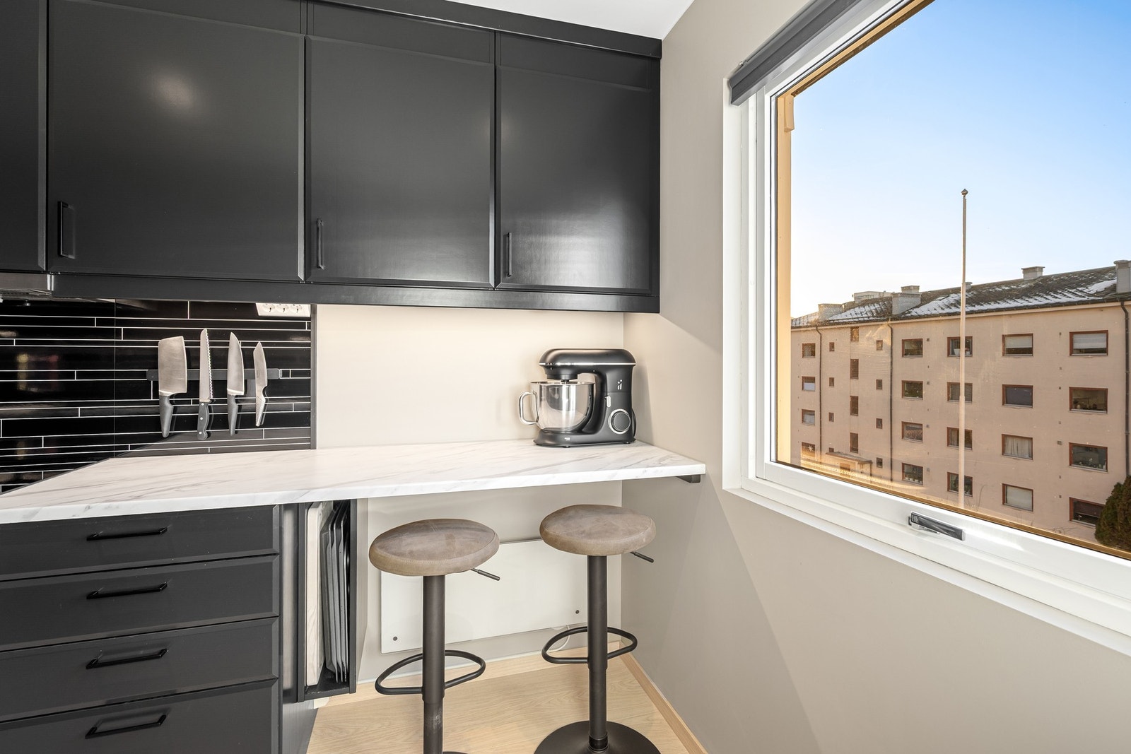 Hyggelig spiseplass på kjøkken. Galleribilde