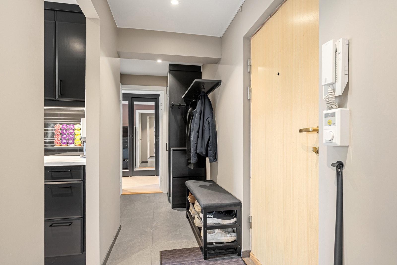 Innbydende entre med god plass til oppheng av klær. Galleribilde