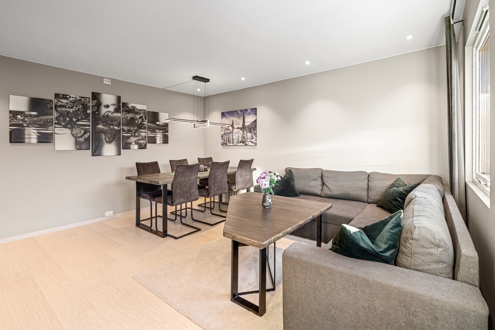 Det er god planløsning og leiligheten har store vindusflater som gir godt med naturlig lysinnslipp. Galleribilde