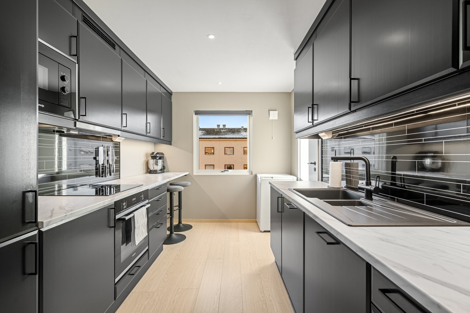 Lekkert kjøkken med mye skap og benkeplass. Galleribilde