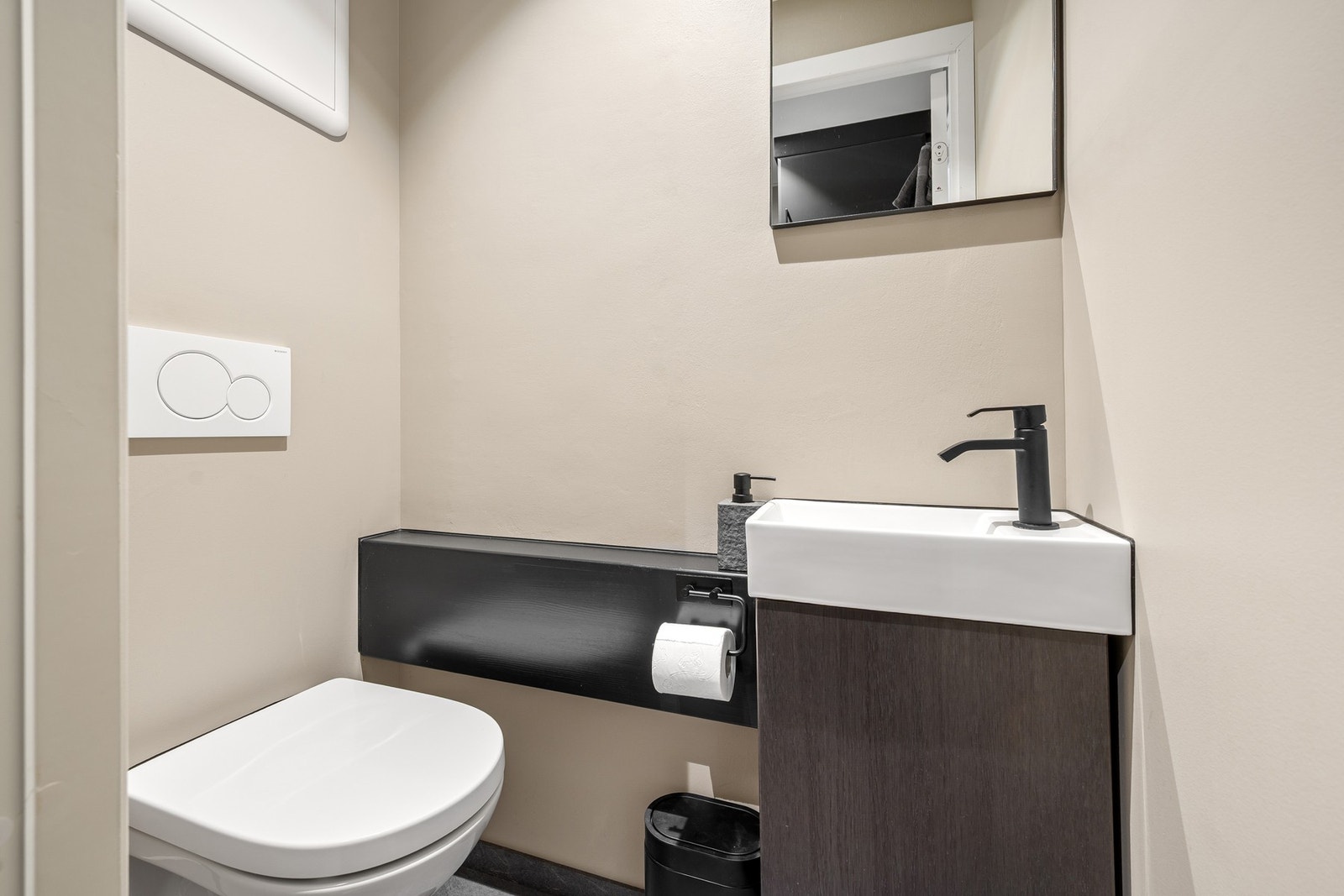 Lekkert toalettrom med fine detaljer. Galleribilde