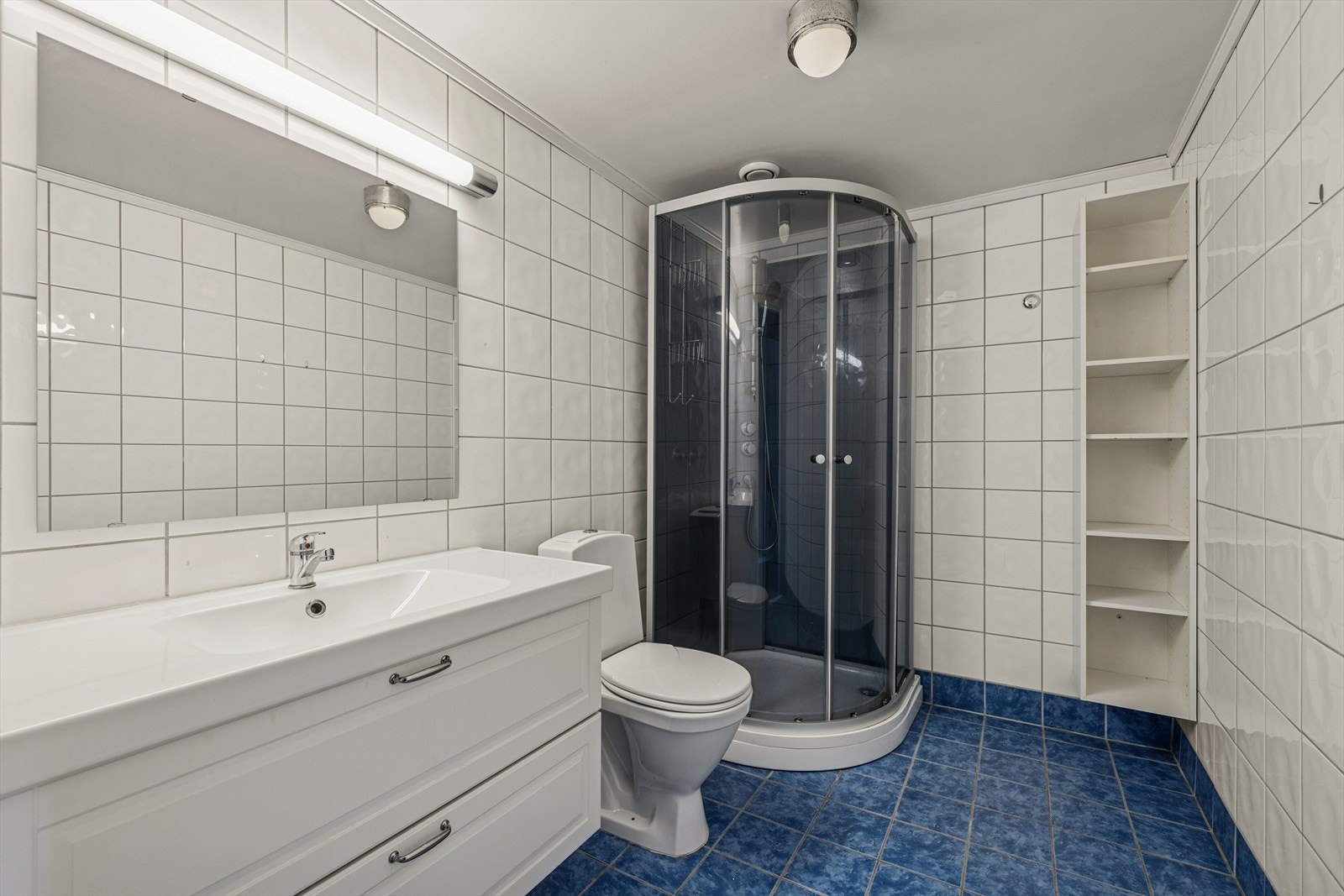 Pene overflater montert inn i 2003. Badet har nedfelt servant, toalett og dusjkabinett. Galleribilde