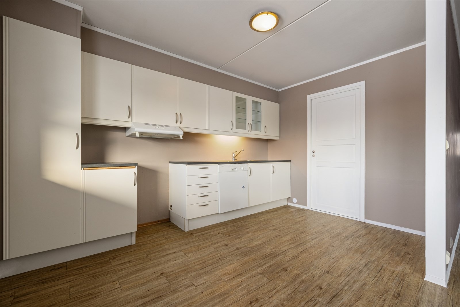 På innsiden av kjøkkenet er det vaskerom. Galleribilde