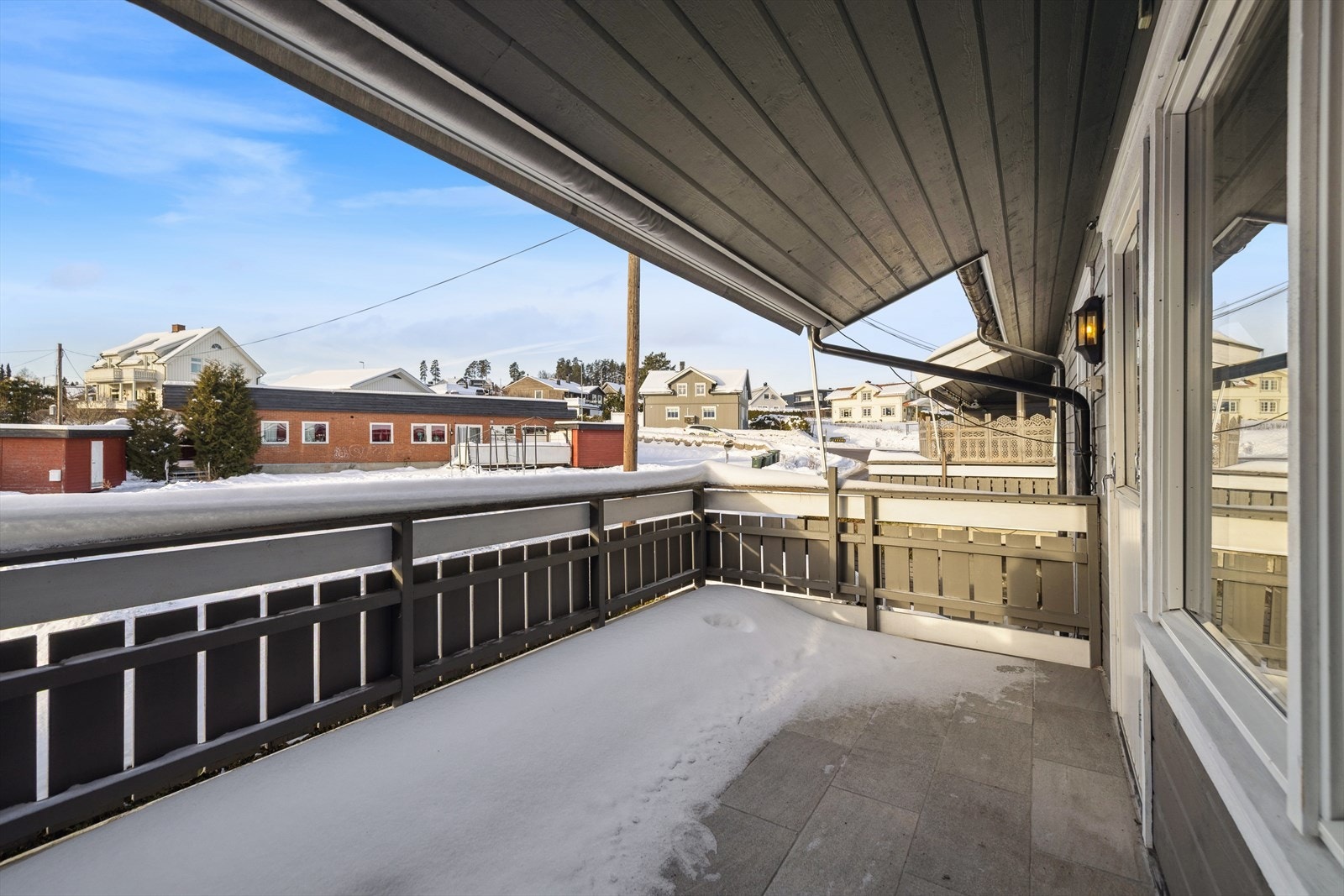 Flott terrasse med delvis overbygget tak og markise. Galleribilde