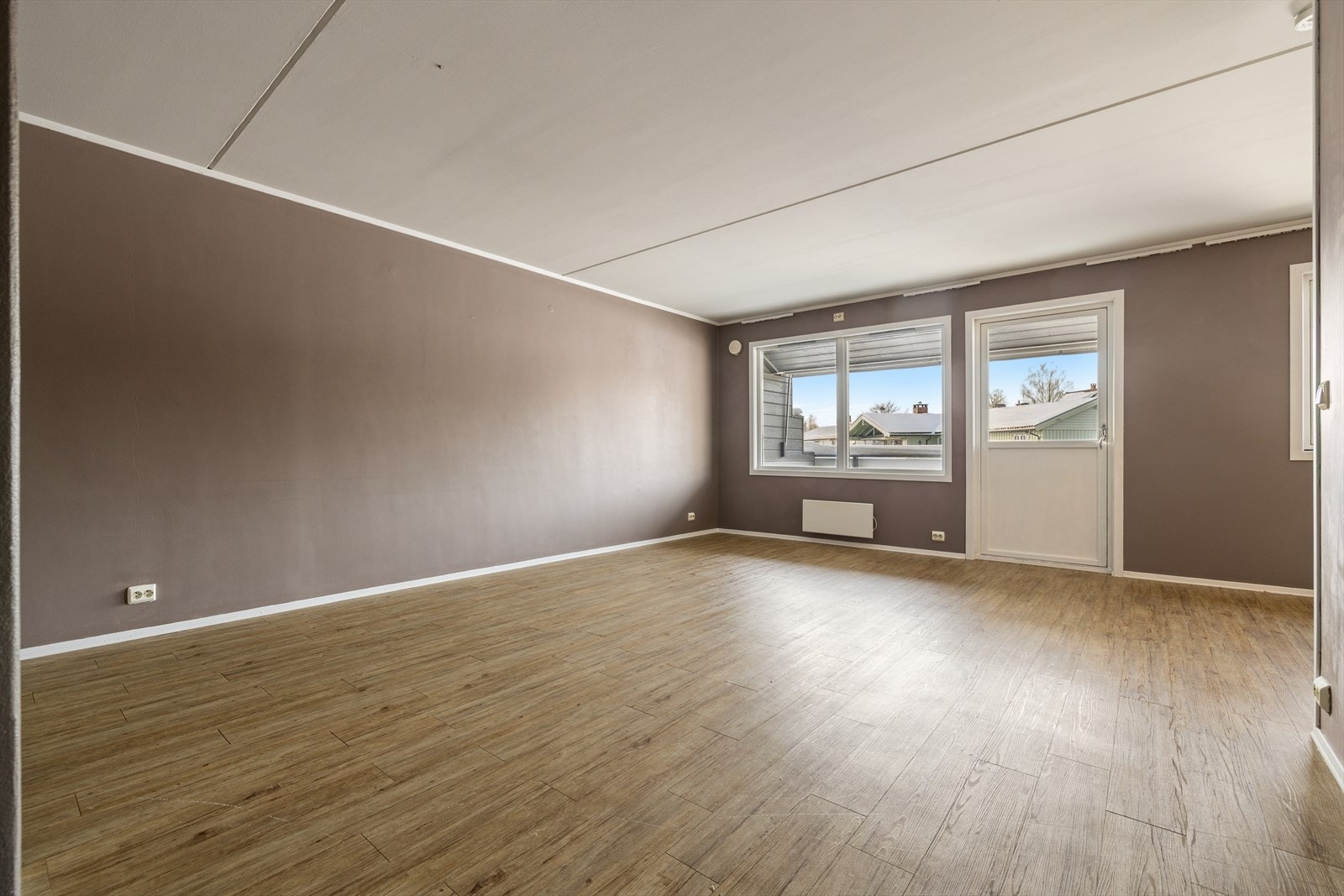 Romslig stue med direkte adkomst til terrassen. Galleribilde