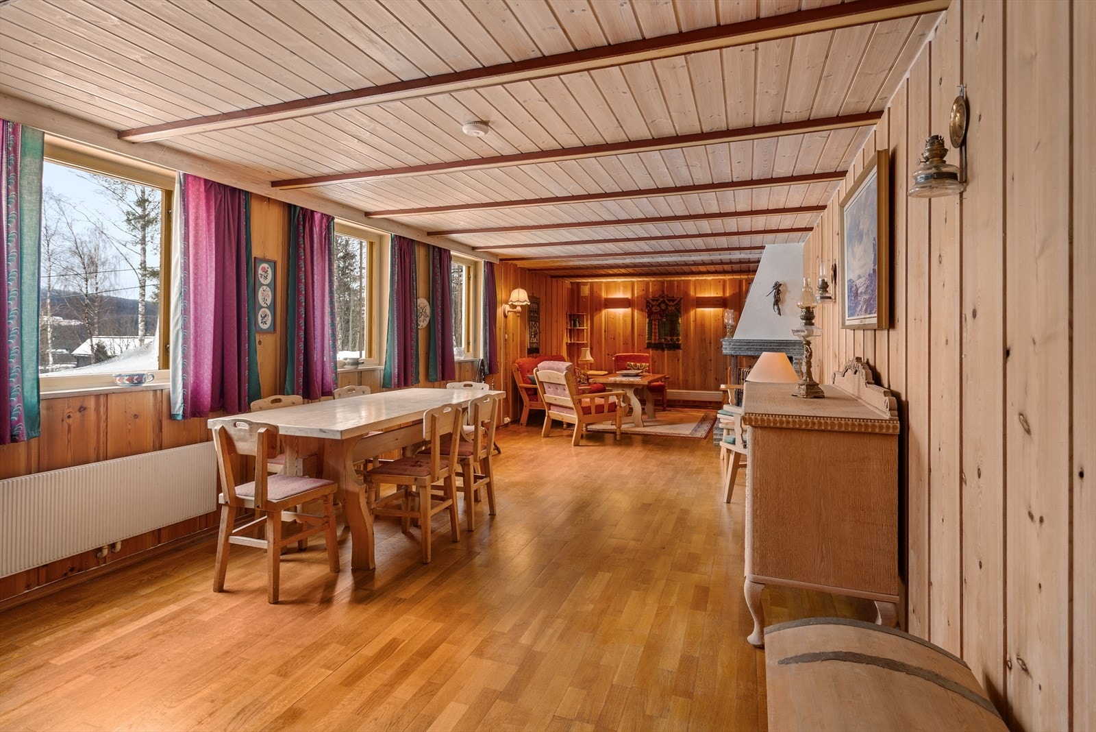 Koselig kjellerstue med rikelig lys fra store vinduer Galleribilde