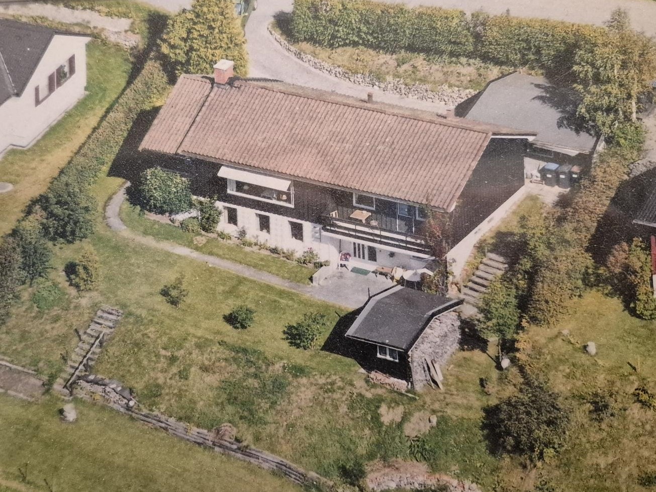 Selgers flyfoto - viser hage med muligheter. Trappene på bildet er borte nå Galleribilde