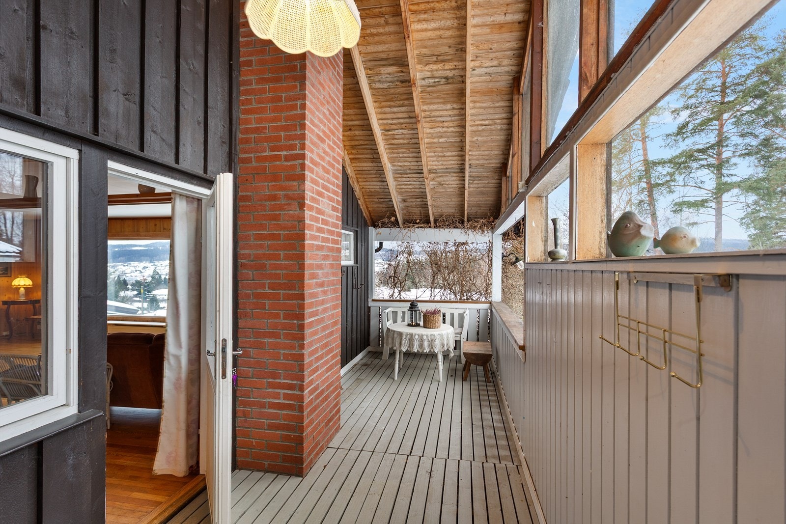 Overbygget og innbygget terrasse langs hele den vestre gavlveggen Galleribilde