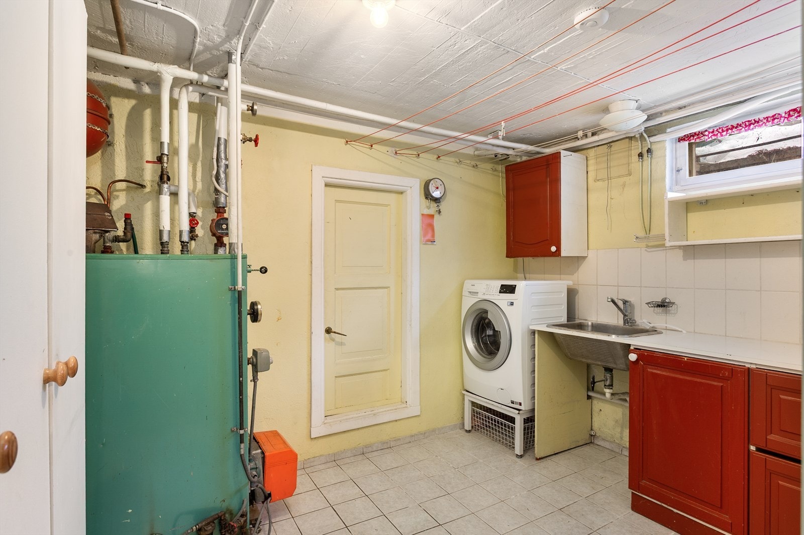 Vaskerom med fyrkjele Galleribilde