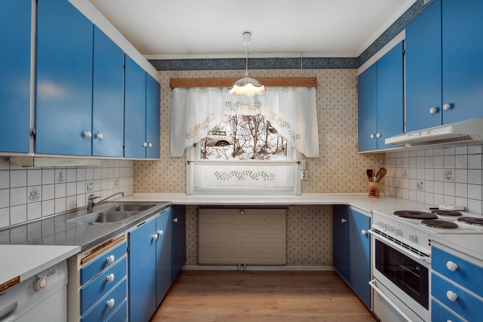 Kjøkken med sjarmerende, original takhøy innredning Galleribilde