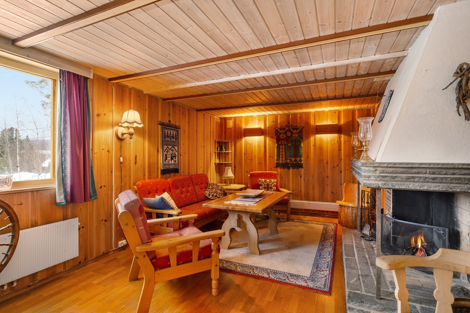 Koselig sittegruppe ved den flotte peisen Galleribilde