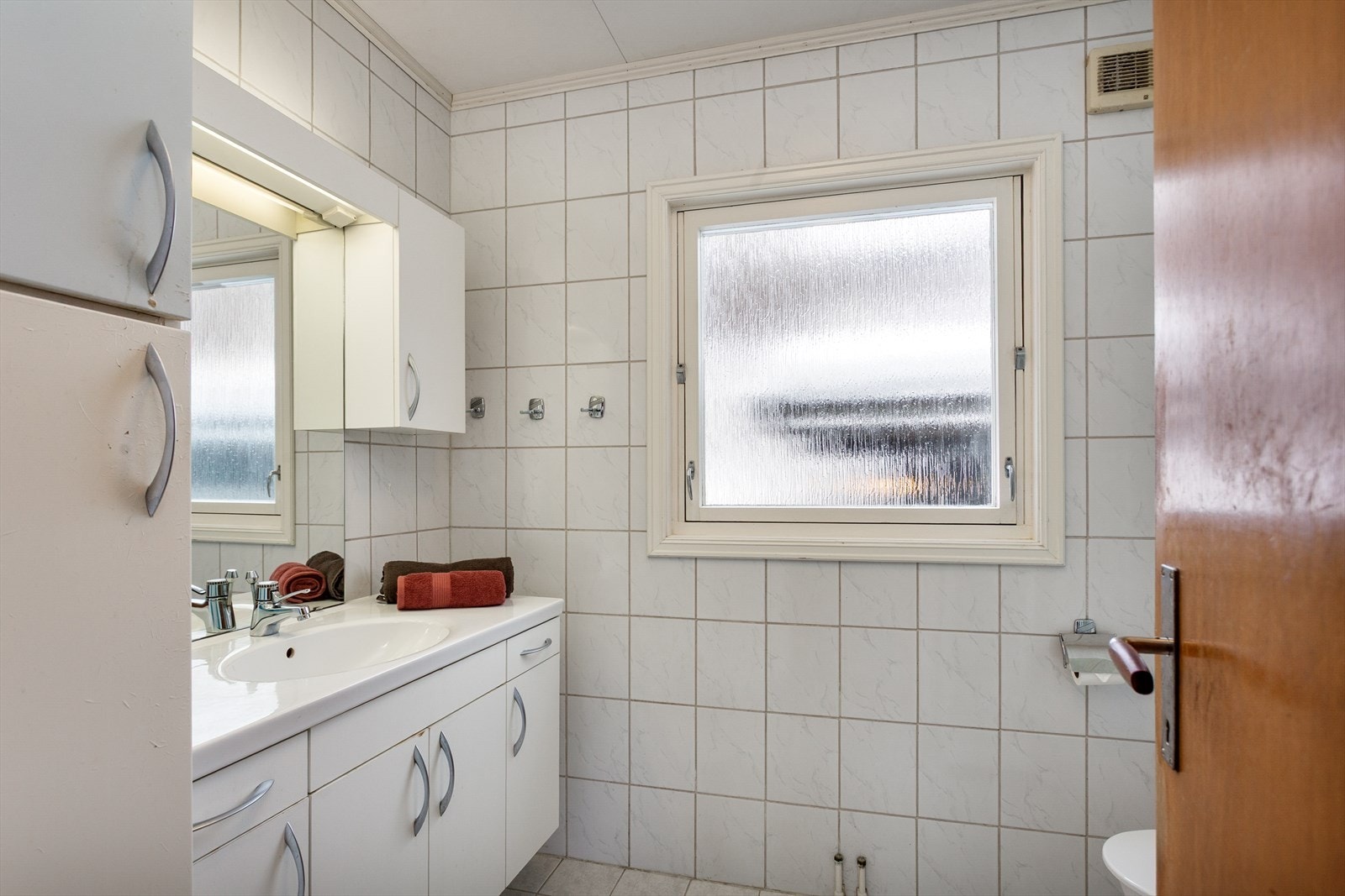 Flislagt bad - godt med skaper, dusjkabinett og wc Galleribilde