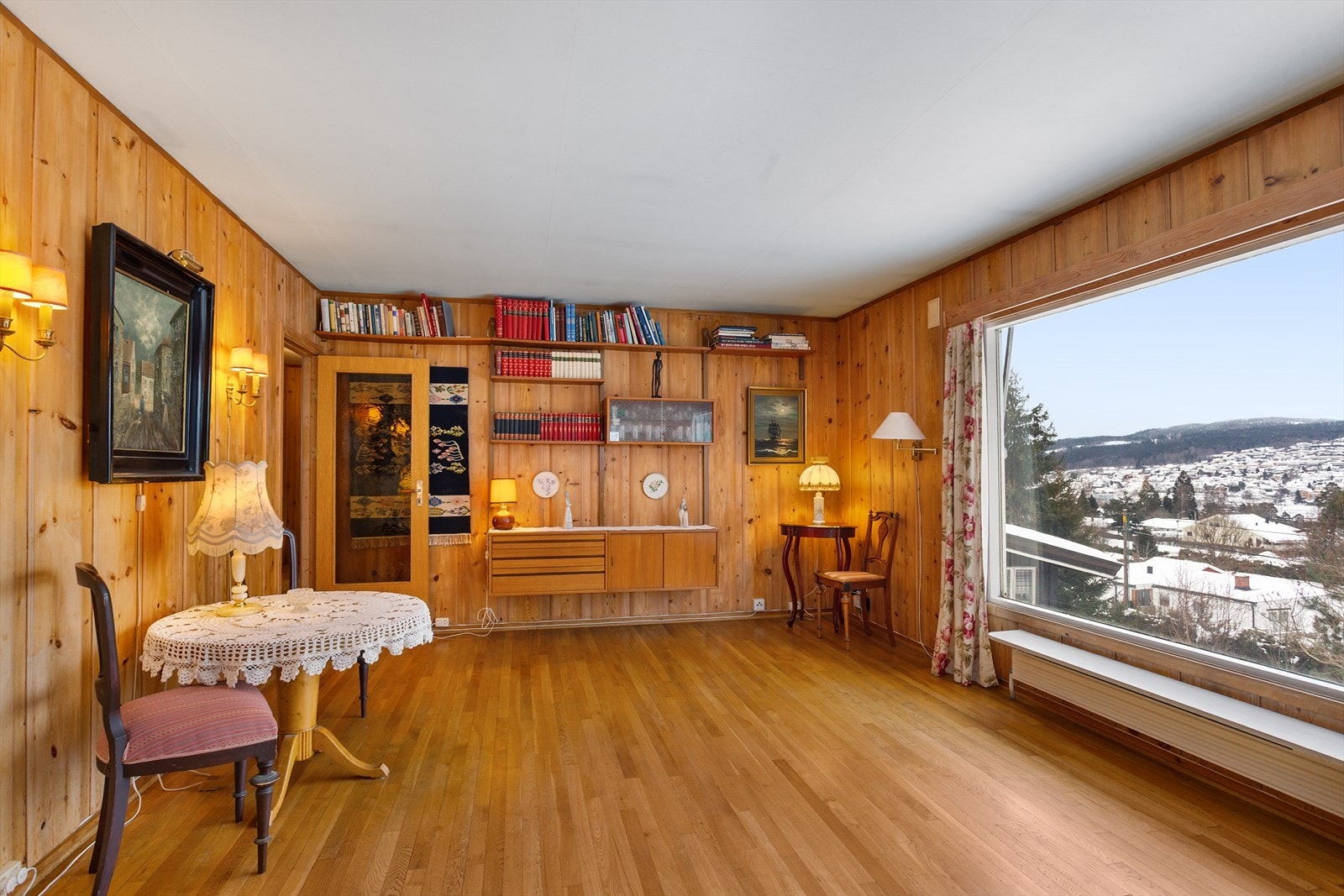 Stue med furupanel som eier egenhendig hentet fra Skjåk nær Otta midt i Norge Galleribilde