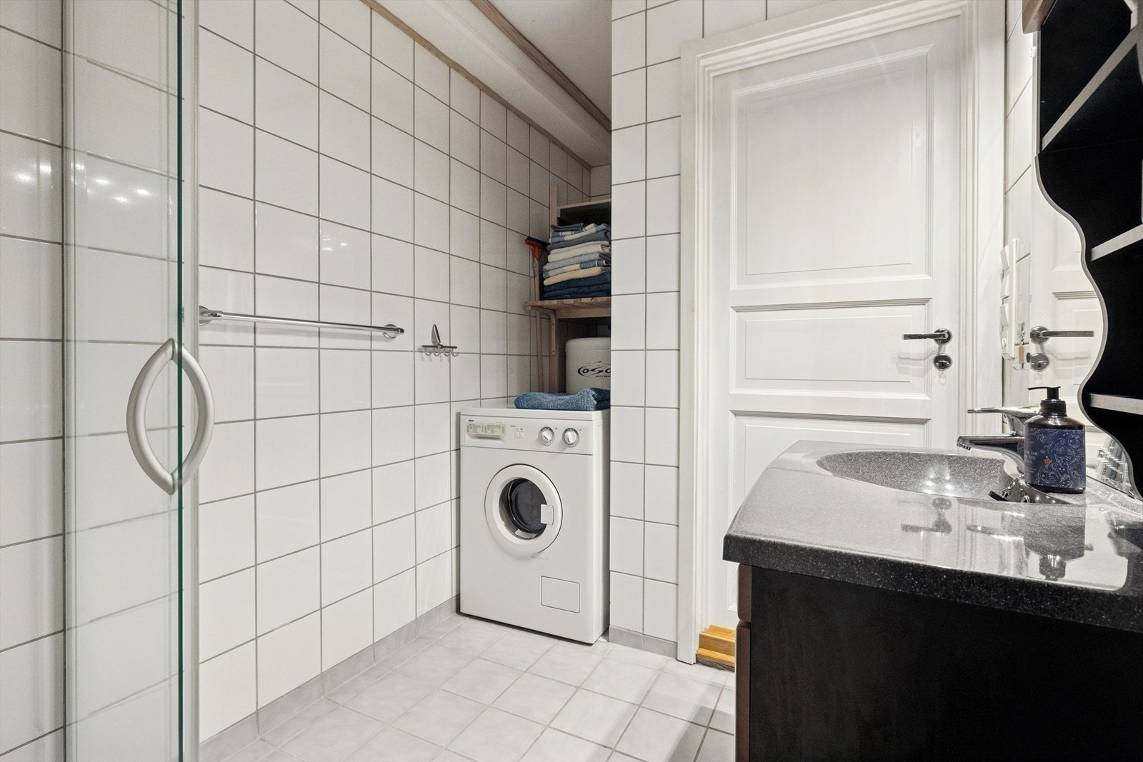 På badet er det uttak og plass til vaskemaskin. Galleribilde