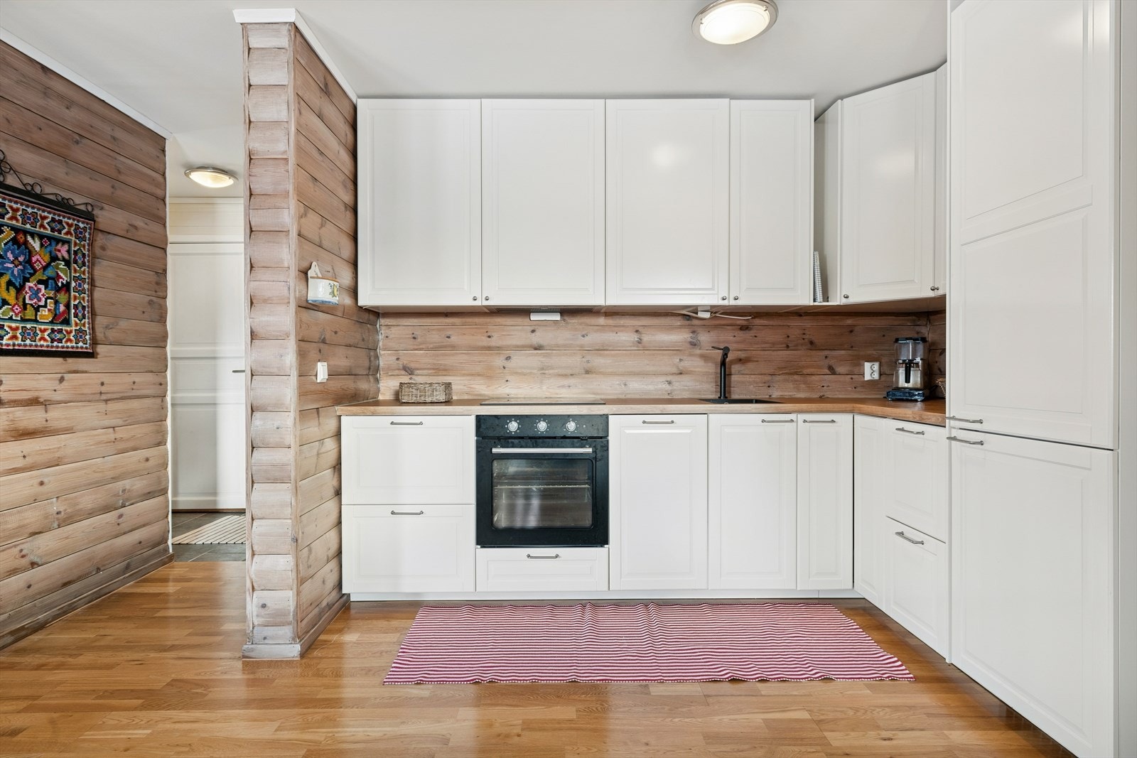 Kjøkken med IKEA innredning. Integrert stekeovn, induksjon stopp, oppvaskmaskin, kjøleskap med frys. Galleribilde