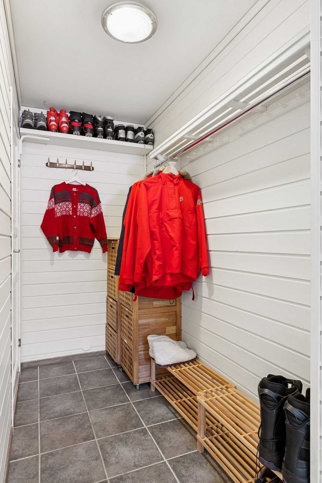Plass til ytterklær og sko. Galleribilde