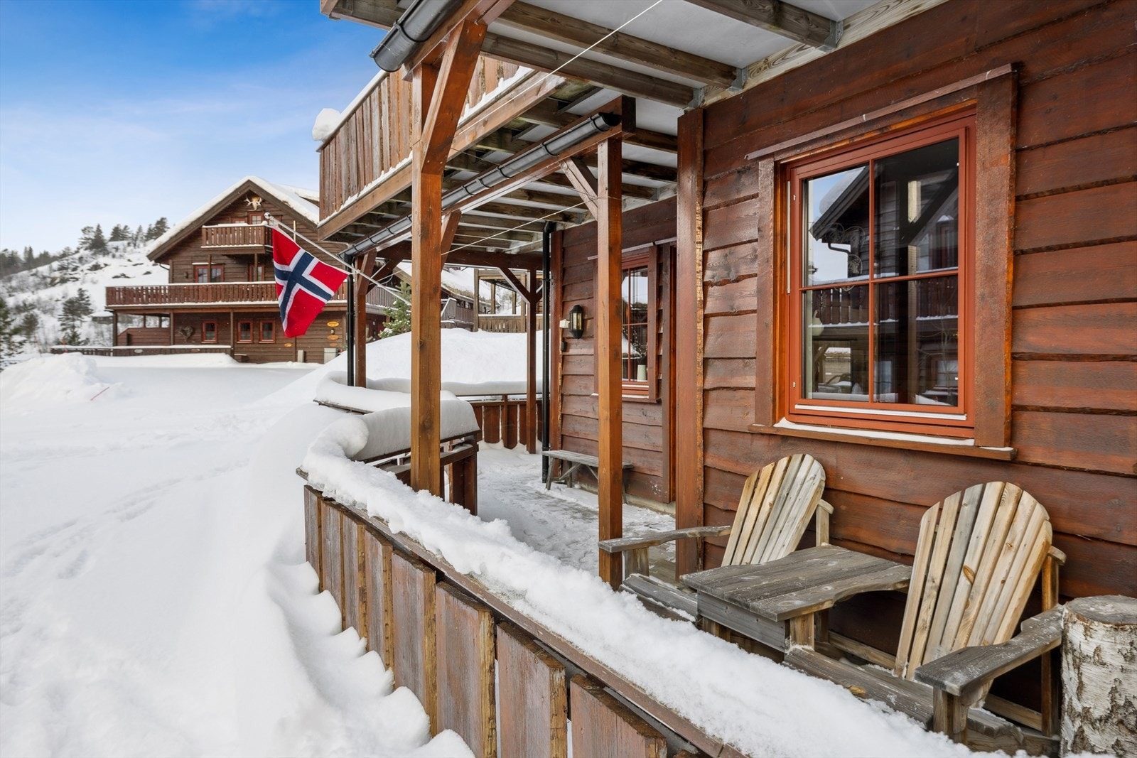 Markterrasse som strekker seg rundt leiligheten. Galleribilde