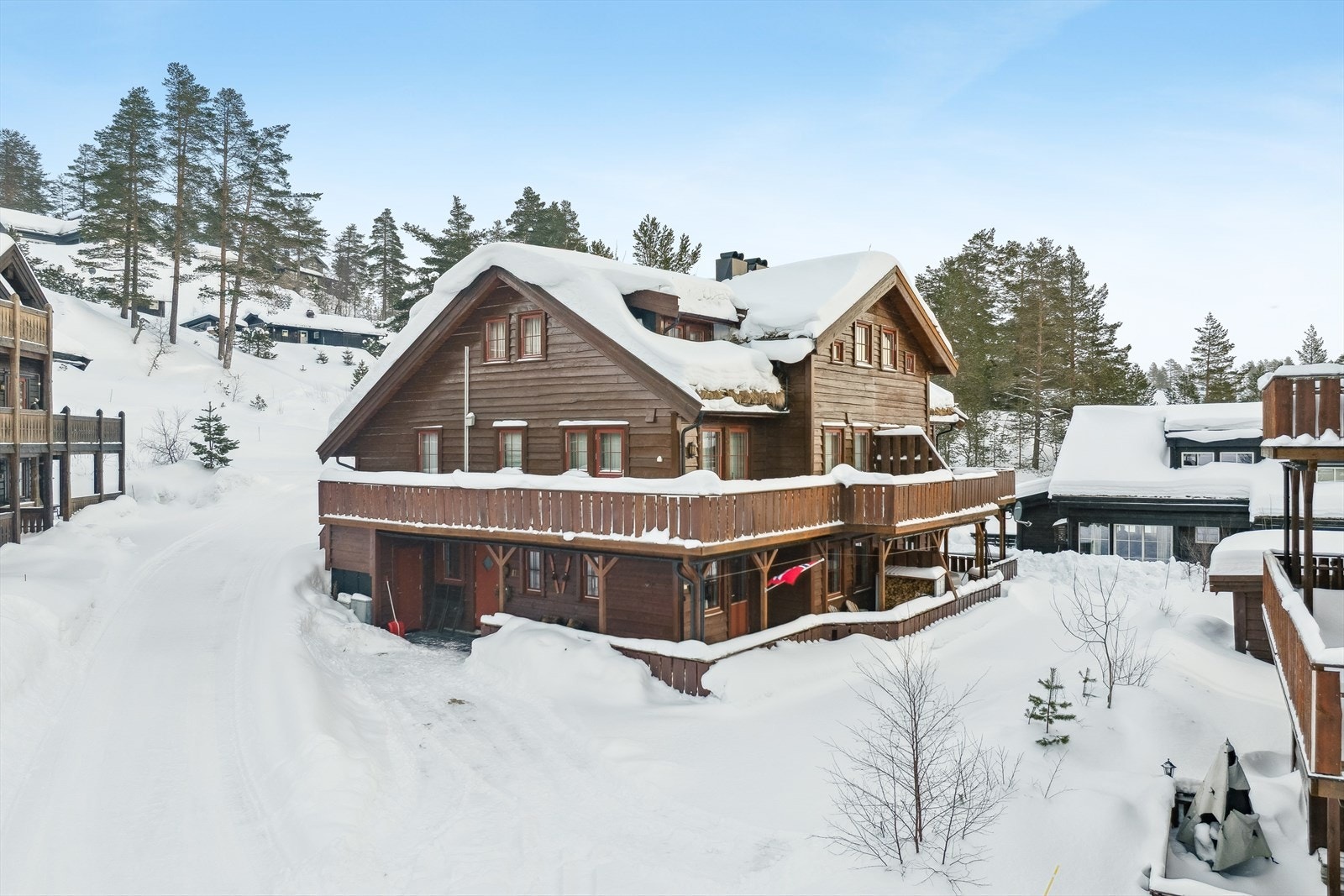 Kjørevei og parkering like ved døren. Galleribilde