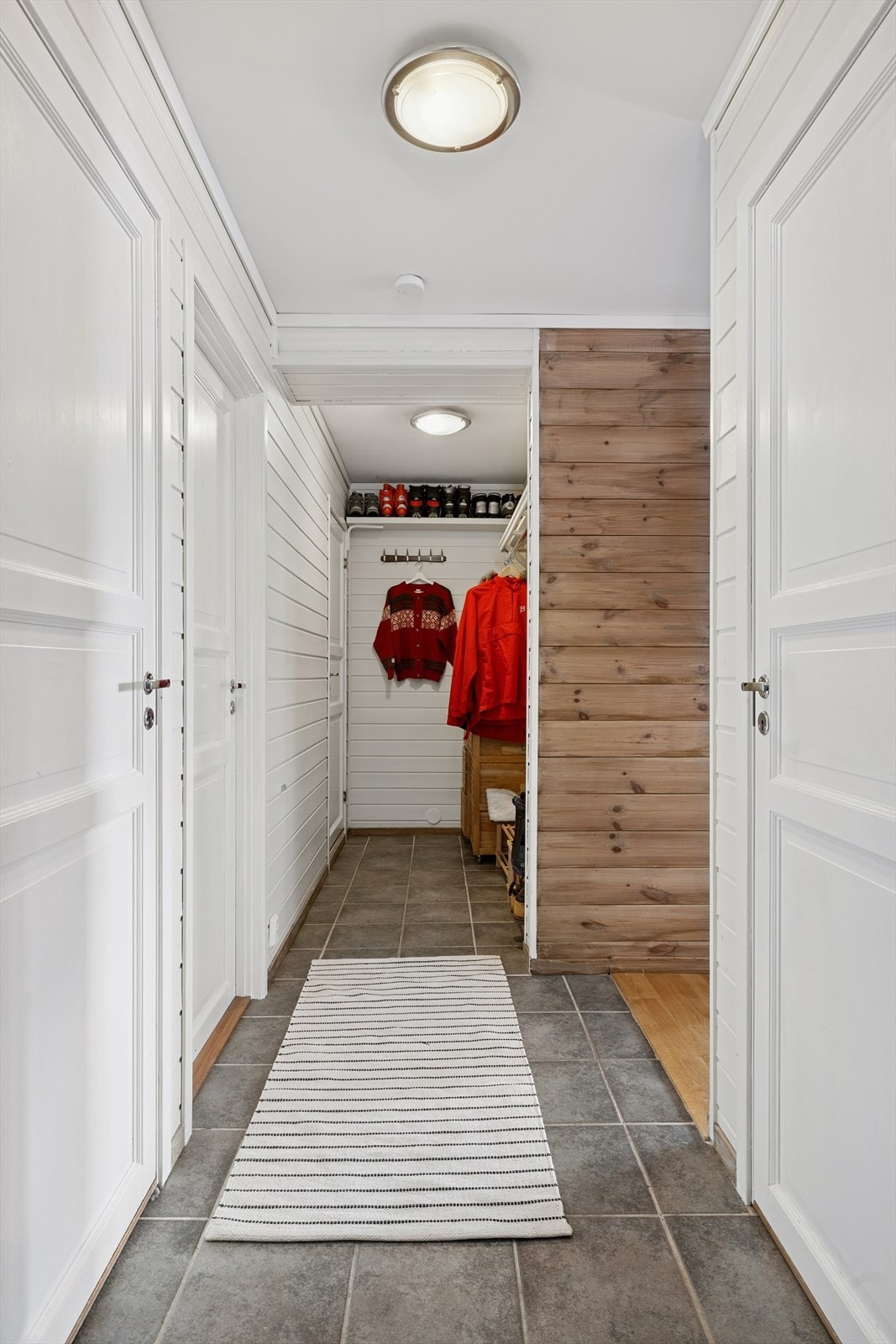 I gangen er det plass til ytterklær og sko. Galleribilde