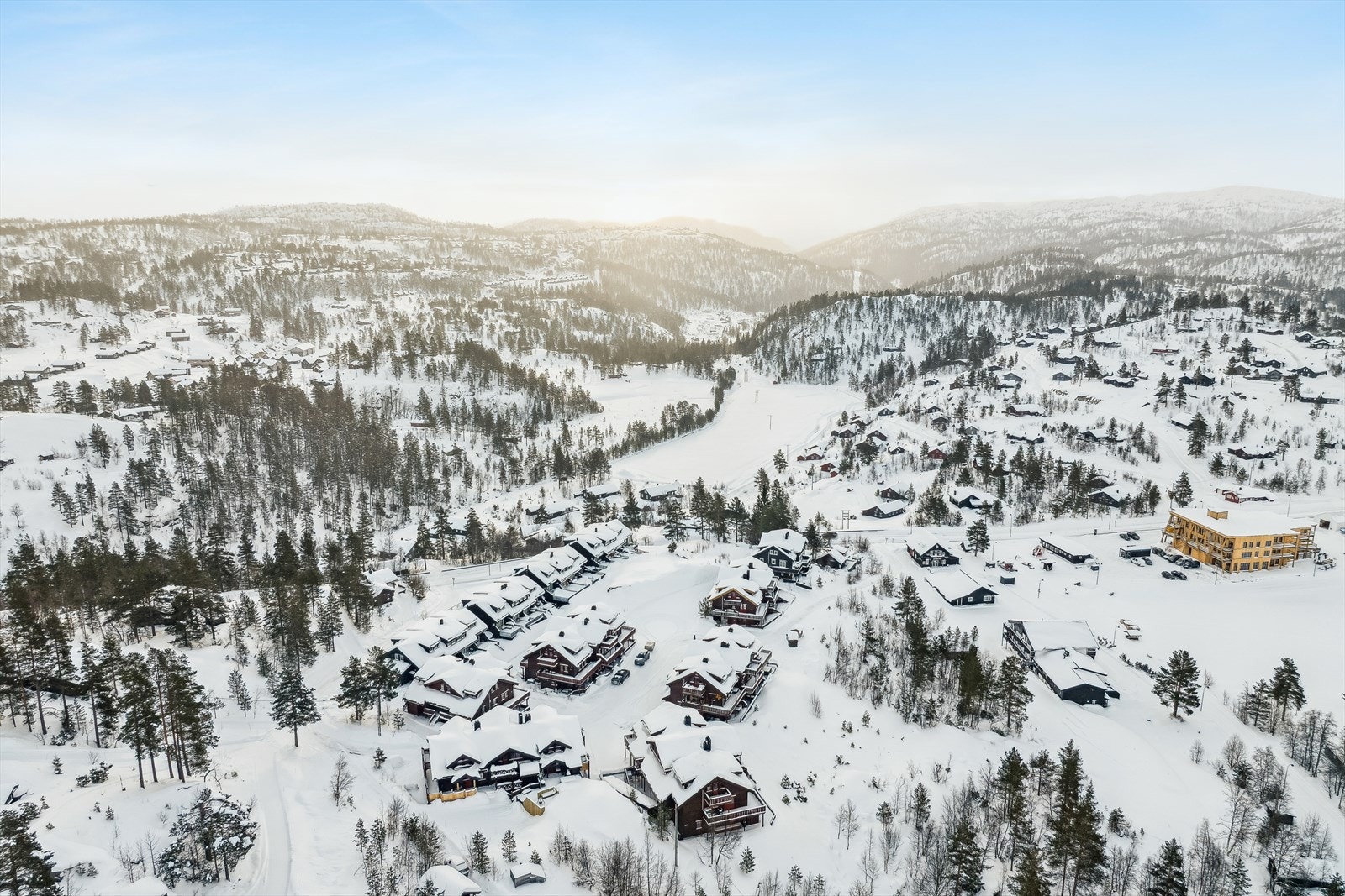 Oppkjørt skiløype like utenfor døren. Galleribilde