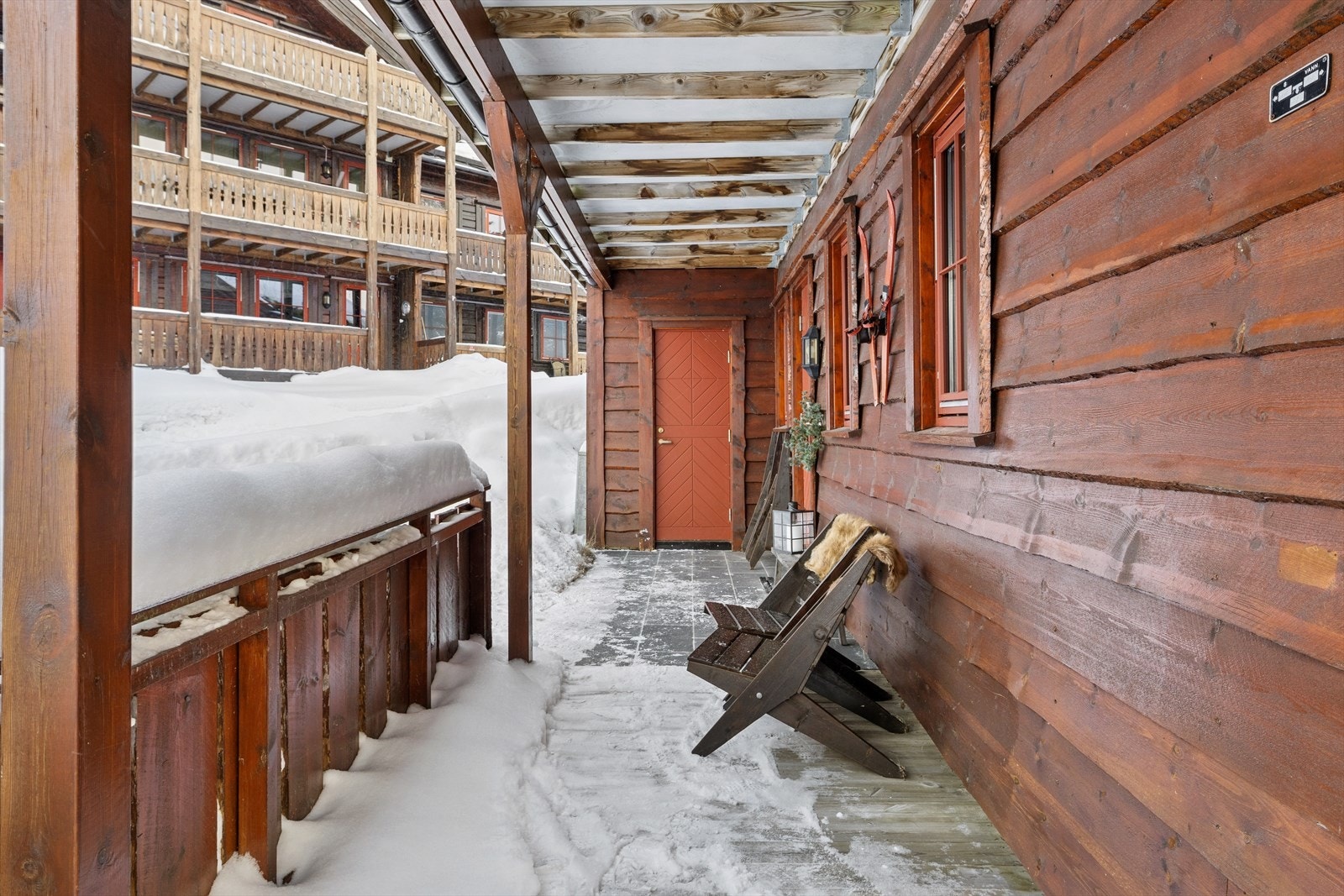Utebod ved inngangsparti med plass til ski og utstyr. Galleribilde