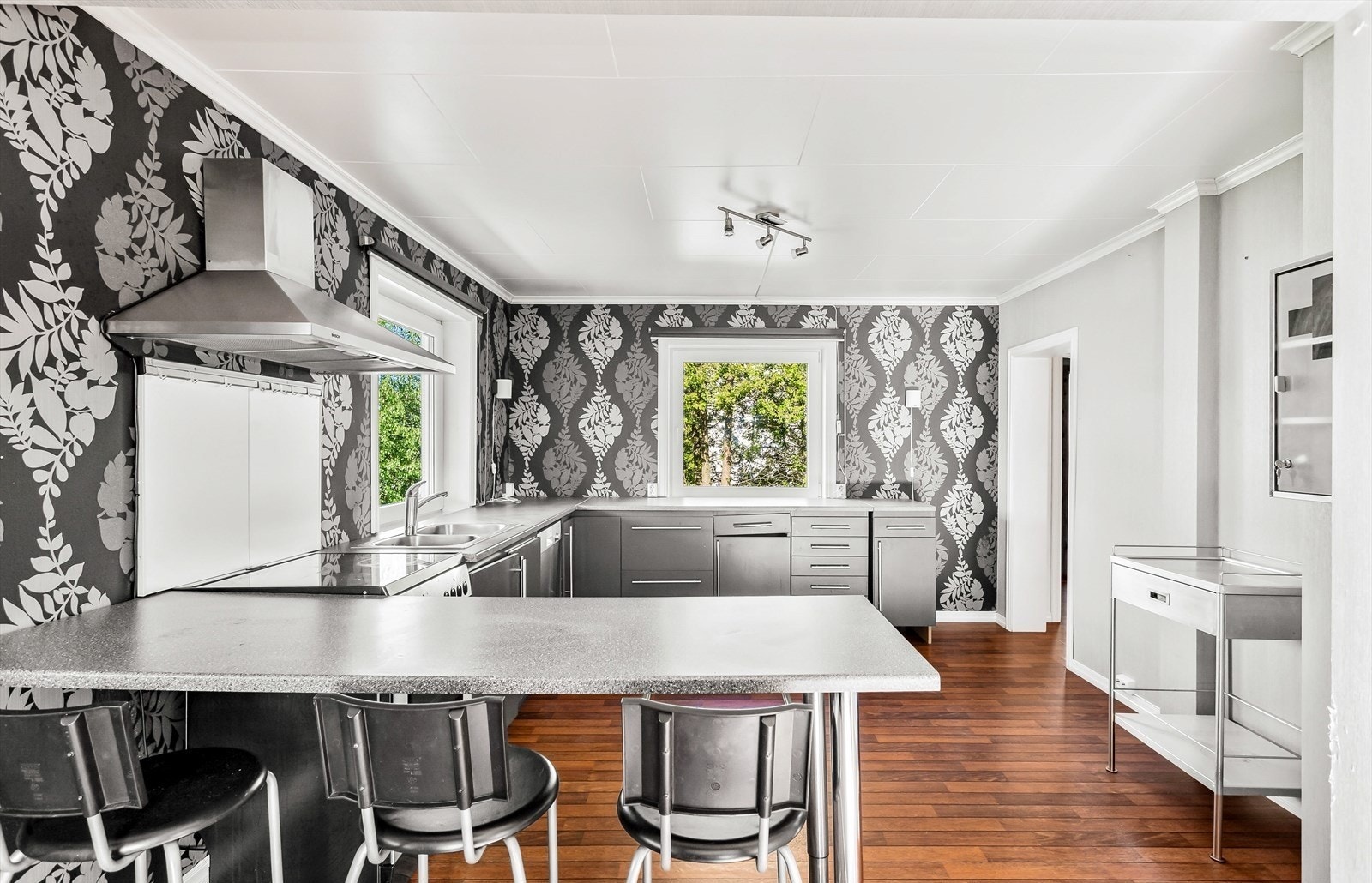 Kjøkken med frittstående hvitevarer Galleribilde