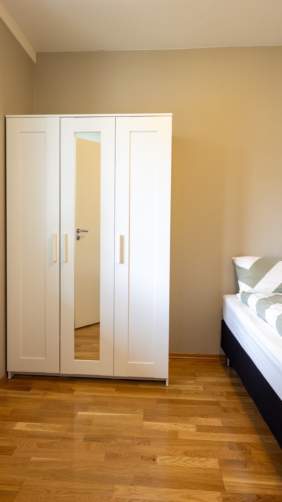 Klesskap på soverom med god plass til oppbevaring Galleribilde