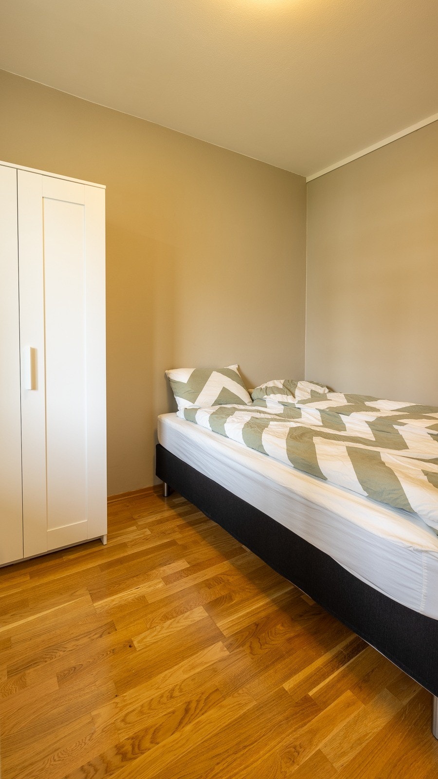 Møblert soverom med 150 cm brei seng Galleribilde