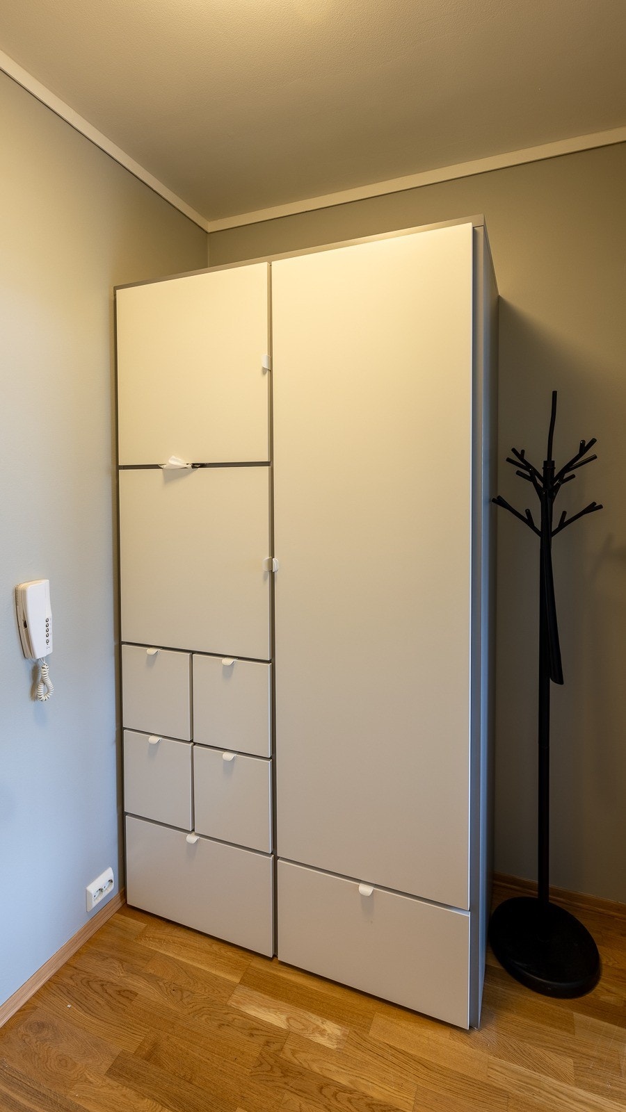 Inngangsparti har stort skap med oppbevaringsmuligheter Galleribilde