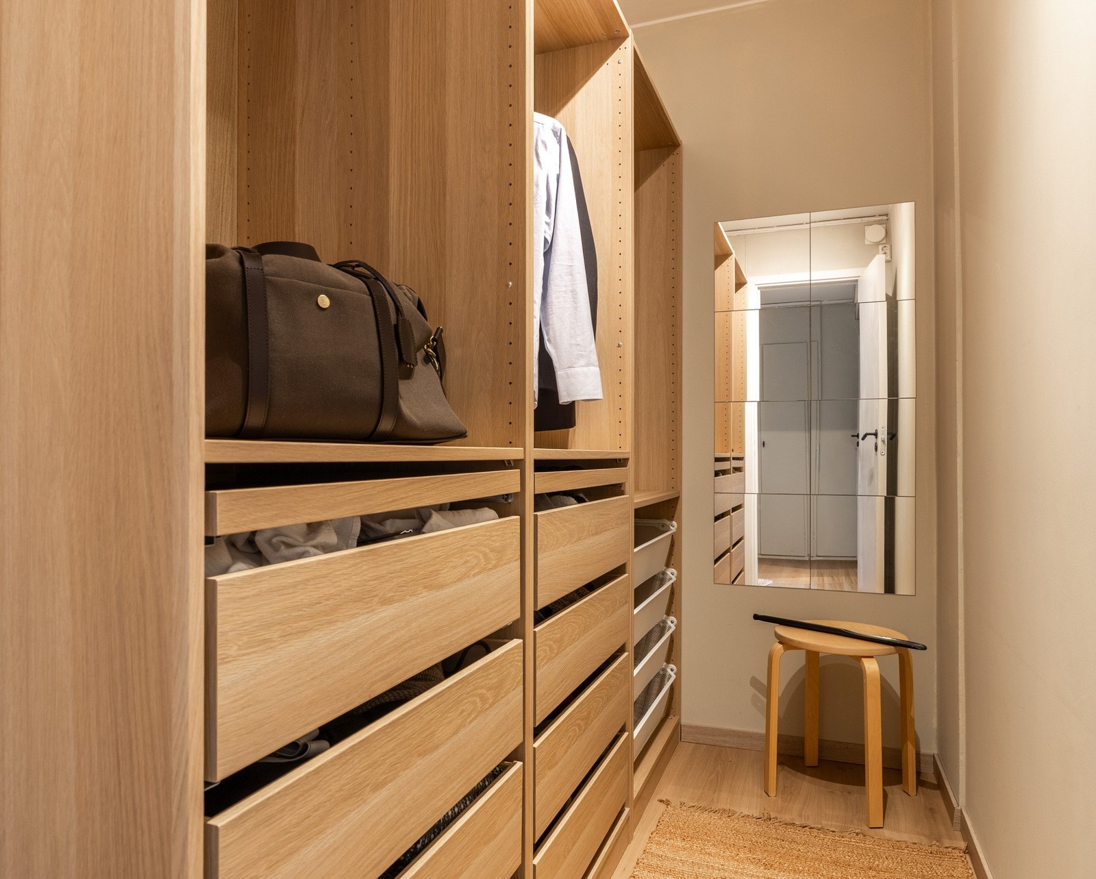 Romslig walk-in garderobe med medfølgende innredning. Galleribilde