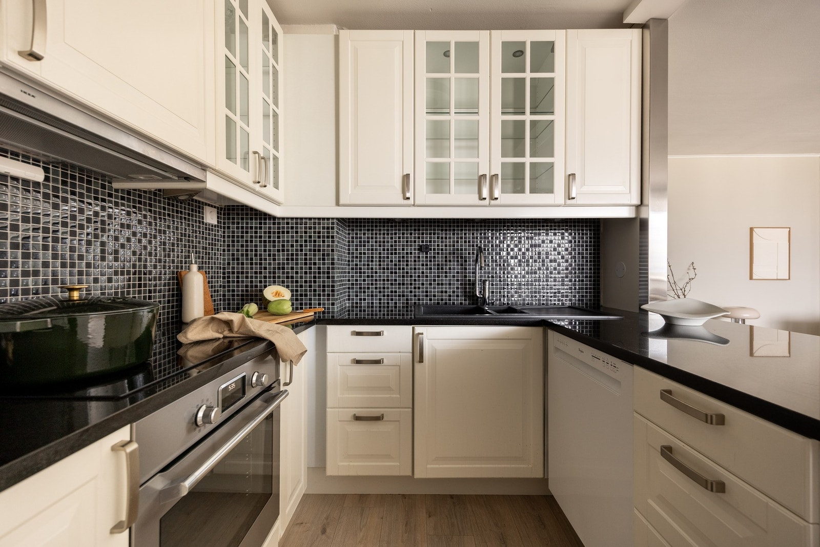 Kjøkkenet har en tidsmessig innredning med profilerte fronter og benkeplate med nedsenket oppvaskkum med armatur. Galleribilde