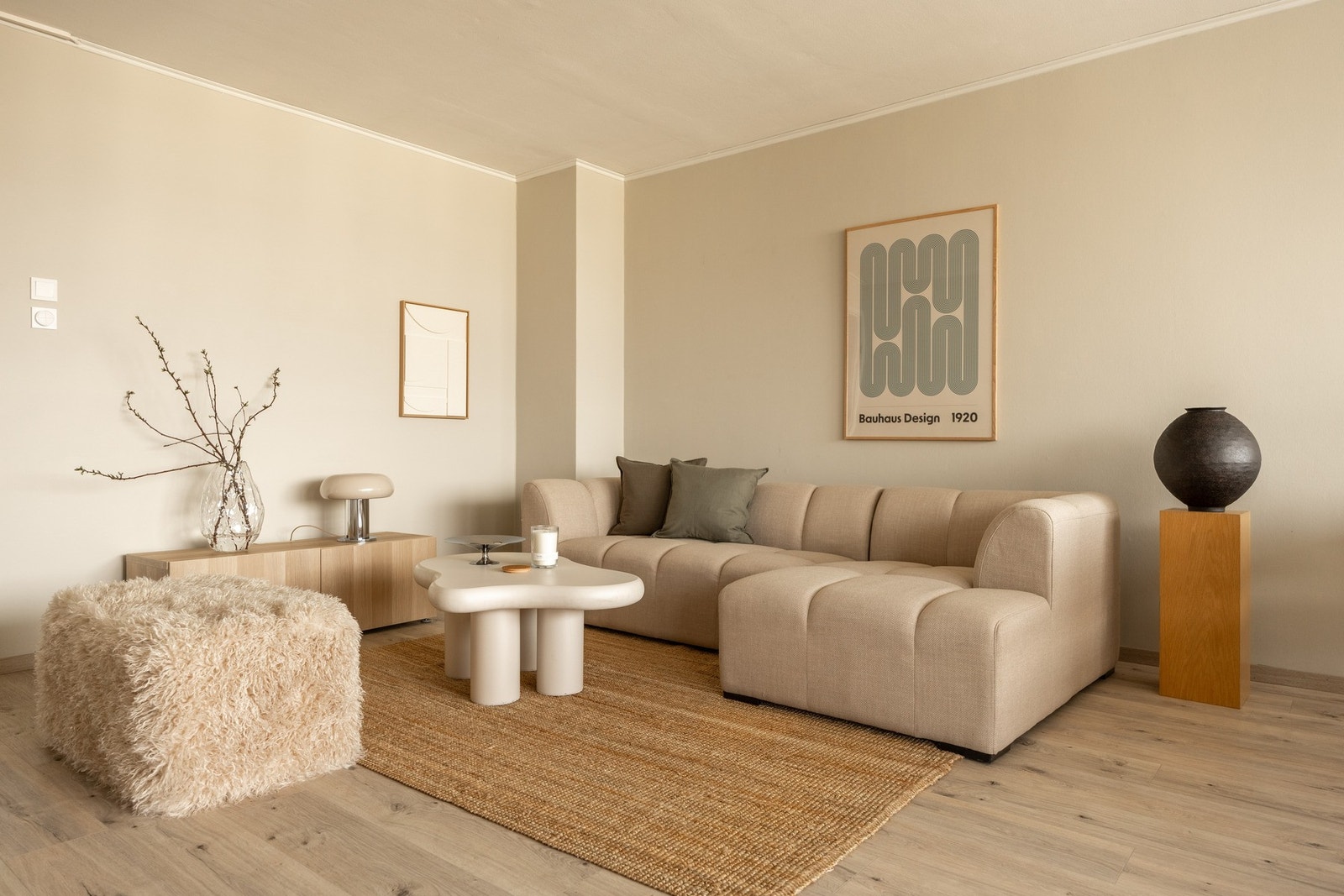 God plass til sofa, stoler, bord og tilhørende mediemøblement. Galleribilde