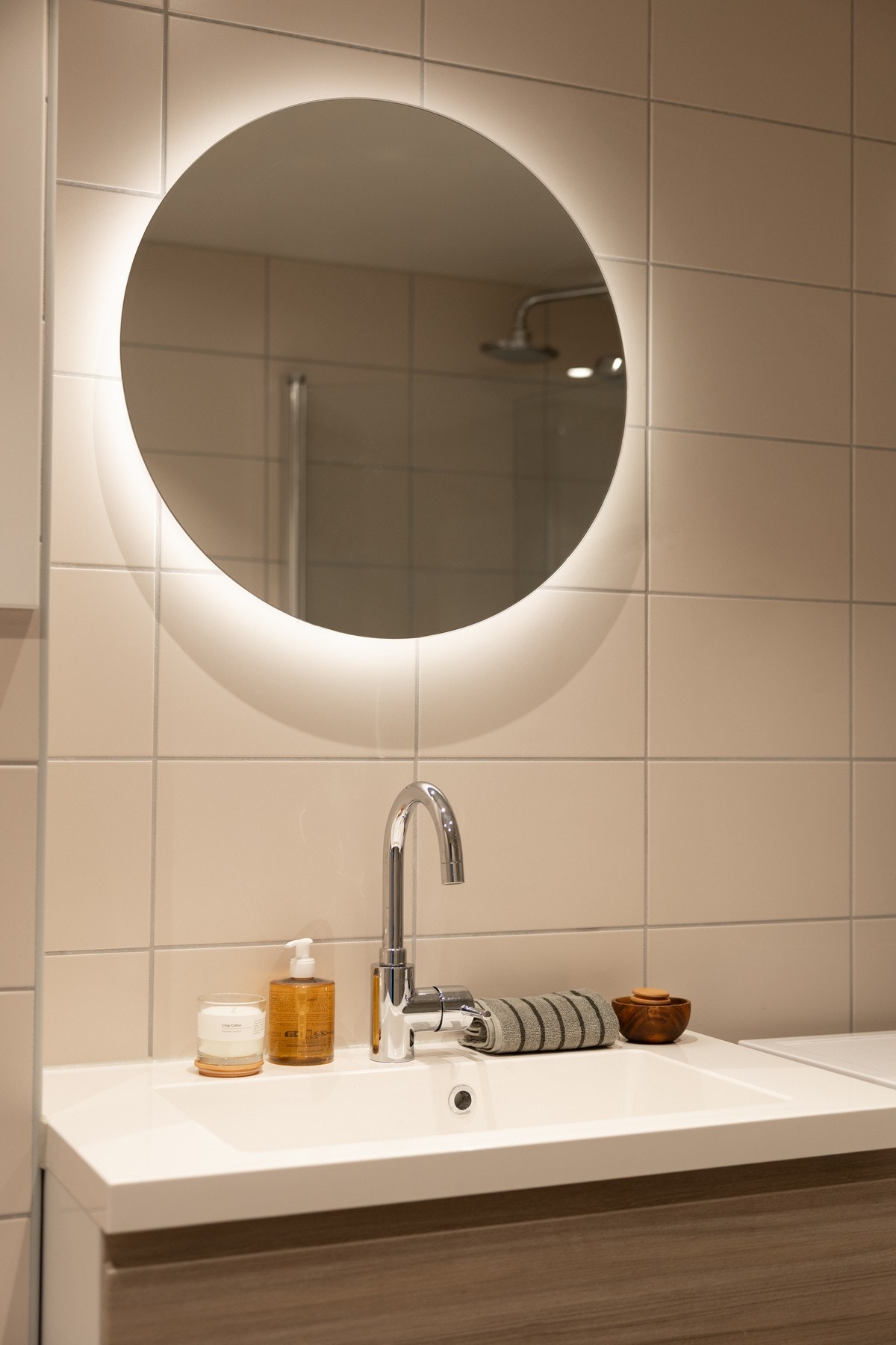 Badet er innredet med servant, dusjhjørne med dusjarmatur, samt vegghengt toalett med innebygget sisterne. Galleribilde