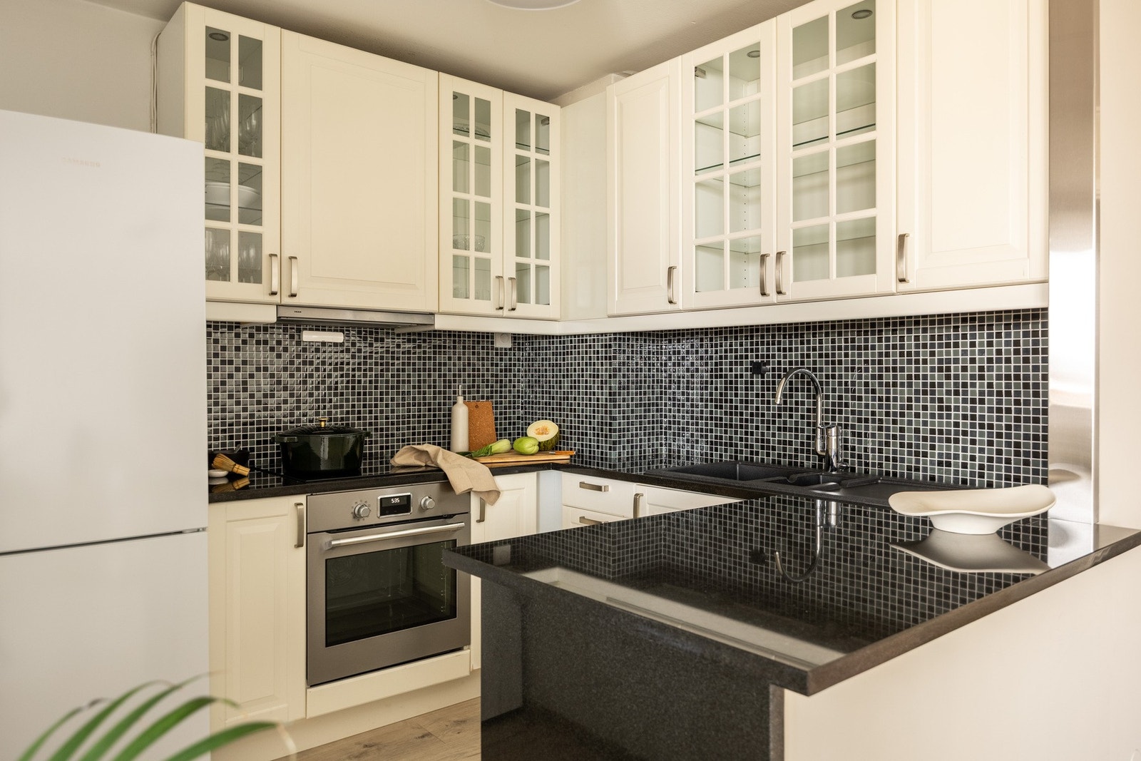 Det er en fin kombinasjon av skap- og benkeplass for både oppbevaring og matlaging, og den praktiske øyen gir ekstra albuerom. Galleribilde