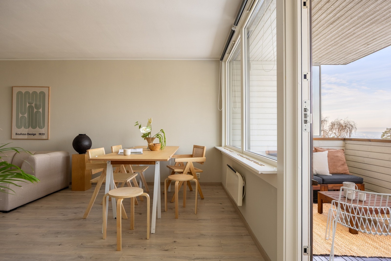 Det er utgang fra stuen til balkong. Galleribilde