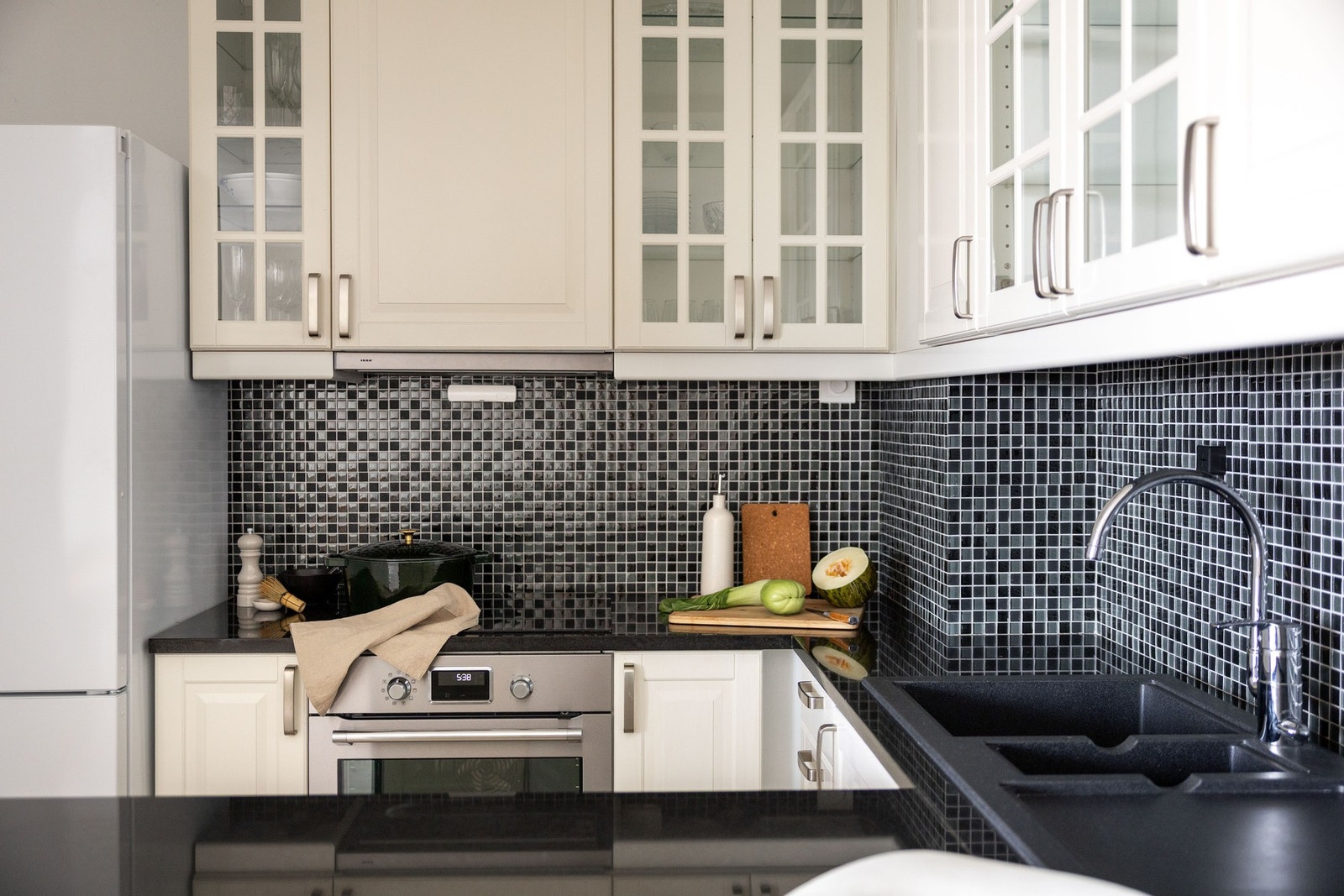 Det er innfelt stekeovn og induksjonstopp, oppvaskmaskin og frittstående kjøleskap med frysedel. Komfyrvakt er montert. Galleribilde