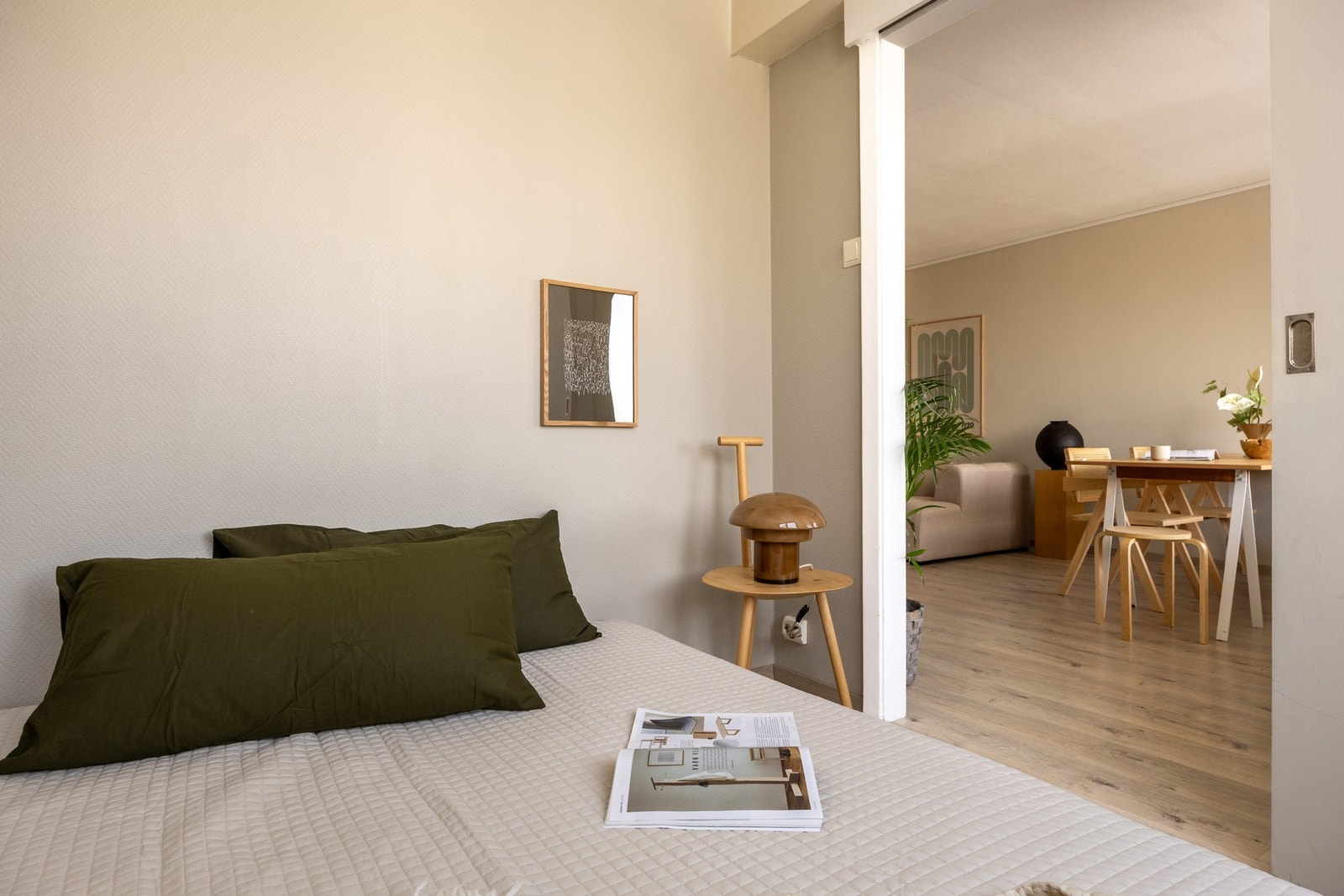 Koselig soverom med plass til dobbeltseng og tilhørende nattbord. Galleribilde