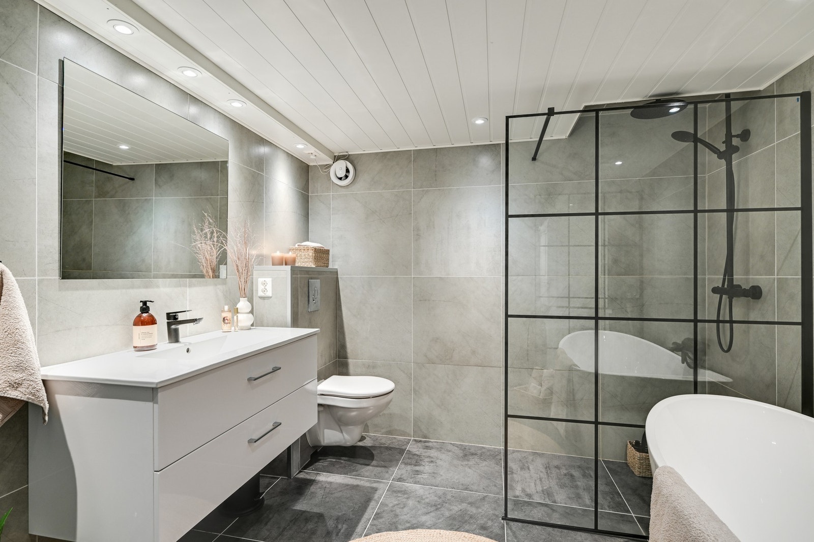 Finner og servant og toalett på badet Galleribilde