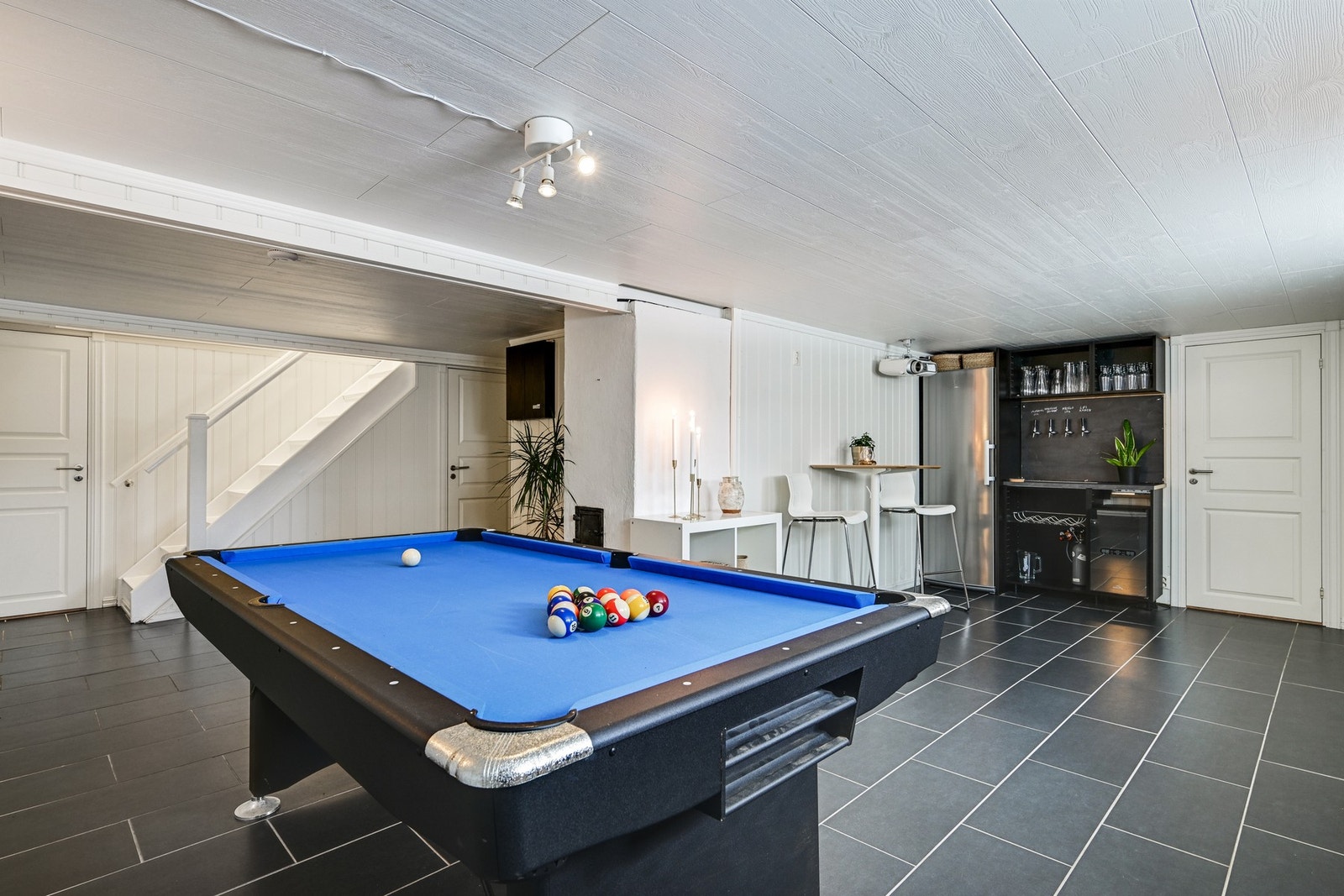 Kjelleretasjen byr på to kjellerstuer og to innrede rom (ikke søkt bruksendring) Galleribilde