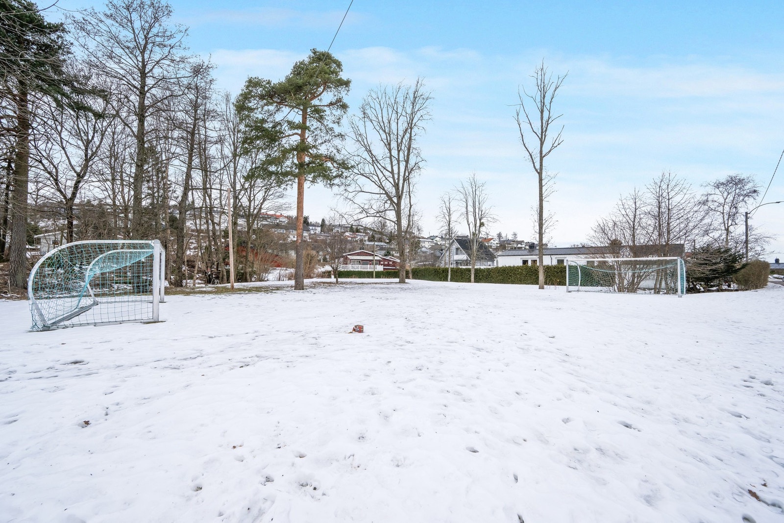 Nabotomten er et friareal med liten fotballbane Galleribilde