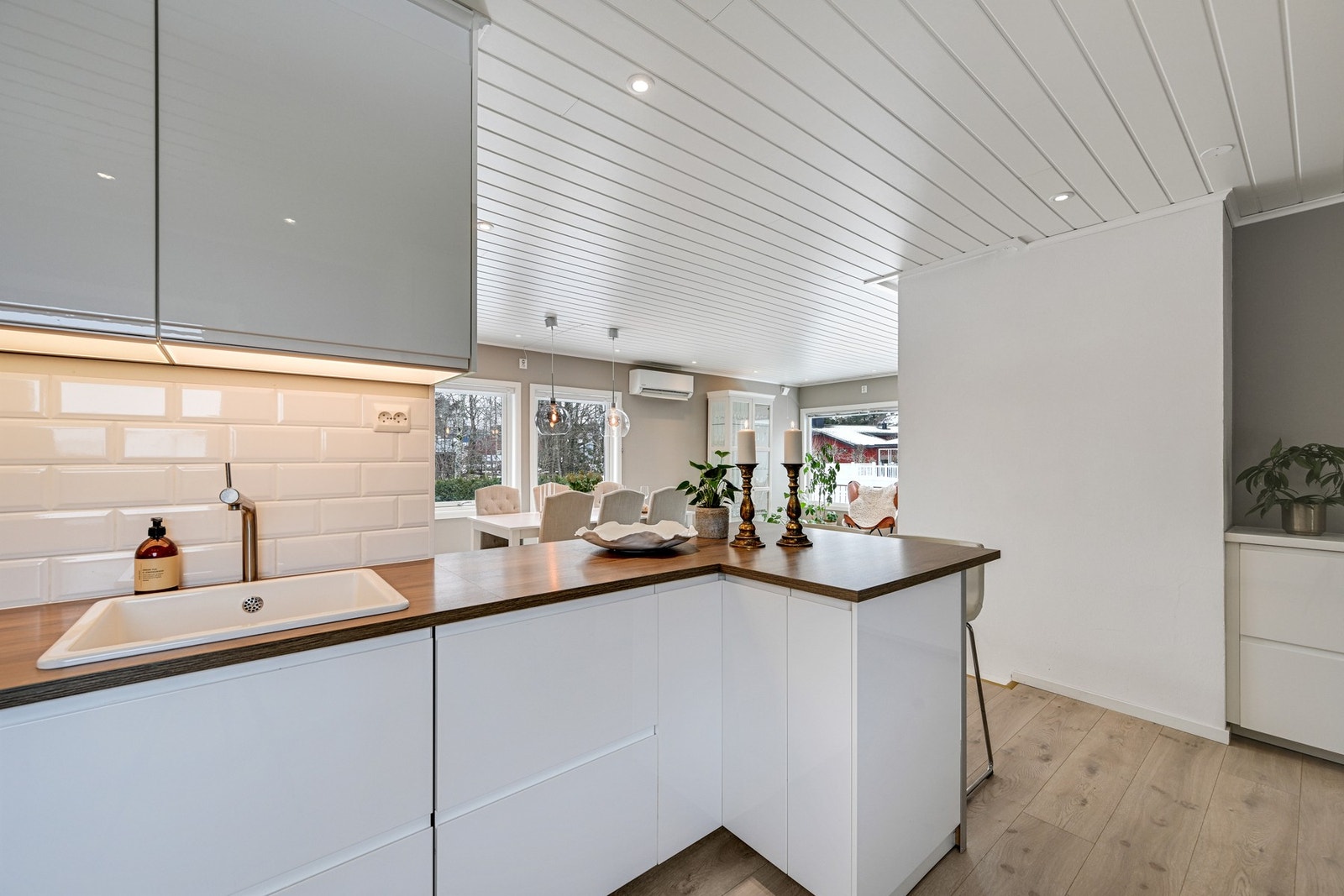 Kjøkkenet ligger i en delvis åpen løsning til stuen Galleribilde