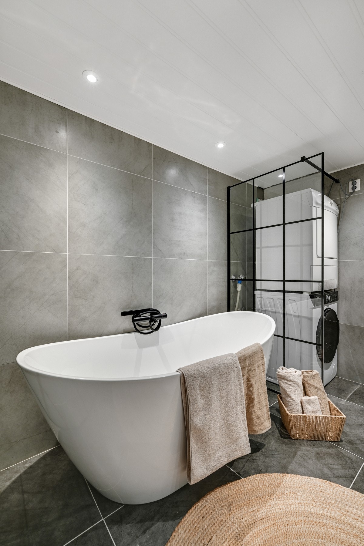 Innredet med et deilig badekar og dusjhjørnet Galleribilde