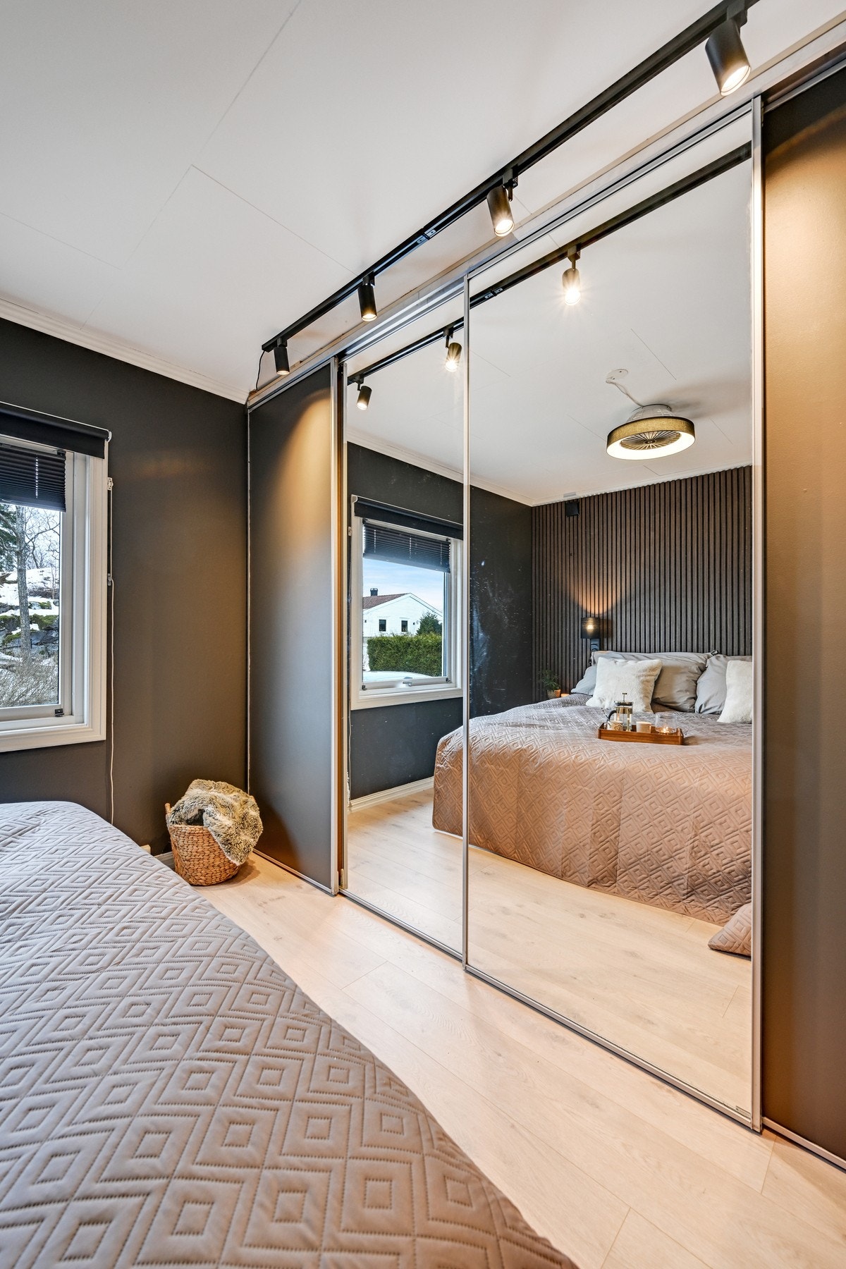 Hovedsoverom med stort skap Galleribilde