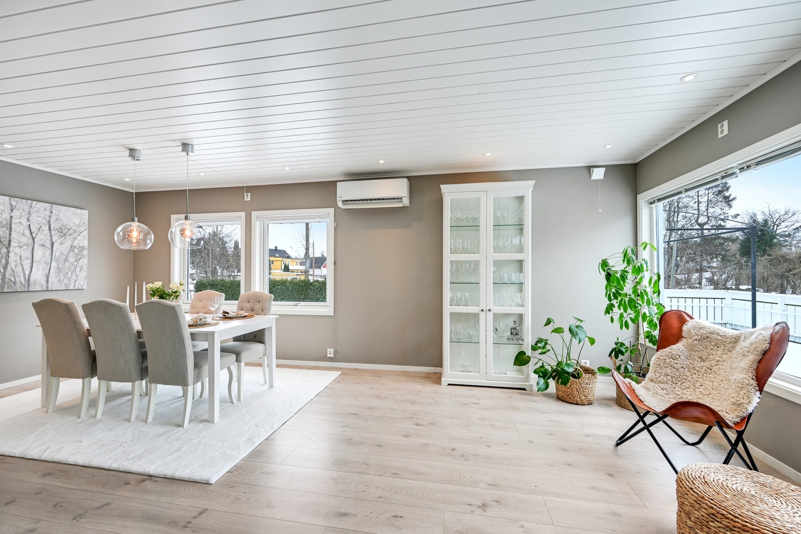 I stuen er det en varmepumpe og en deilig peis Galleribilde