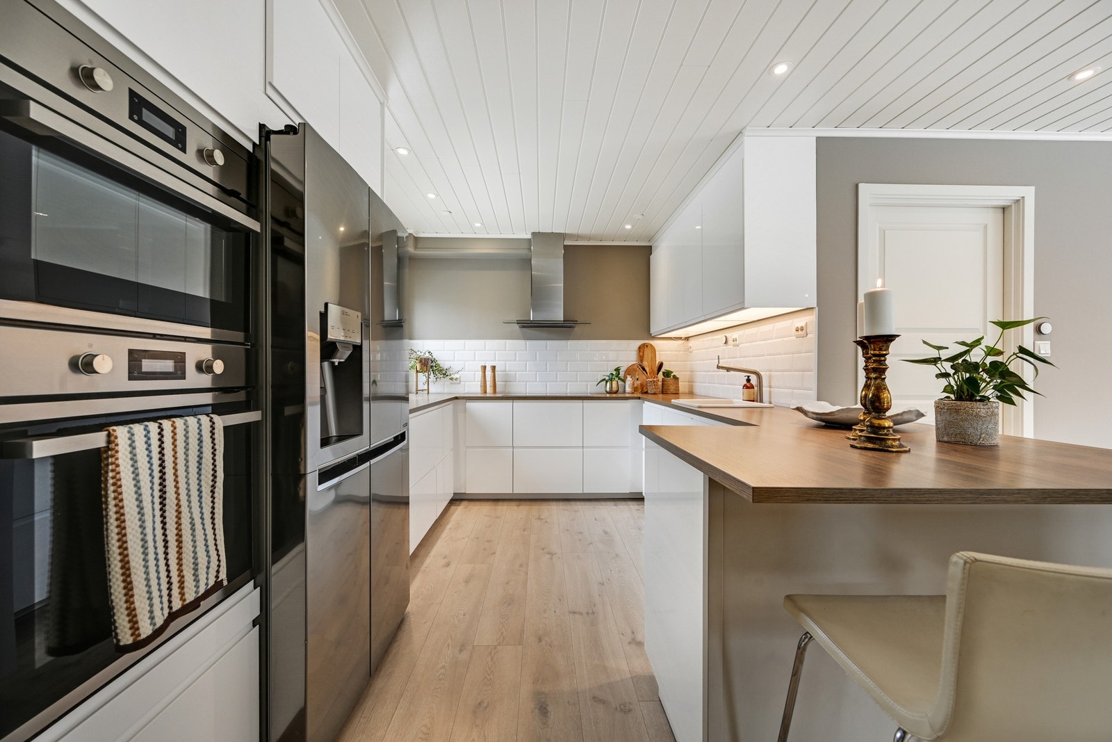 Benkeplate i laminat og mye skap -og benkeplass Galleribilde